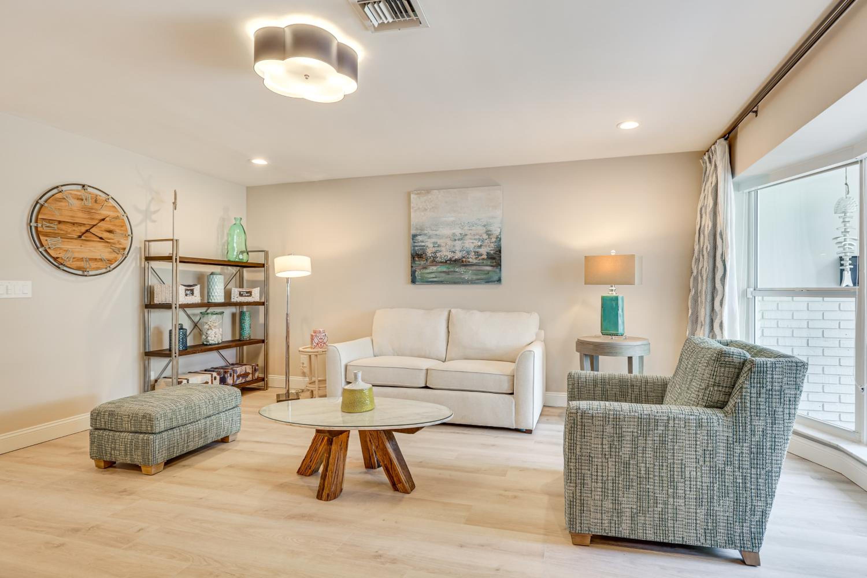 Spacious Yard, Near Golf Modern Home in Hollywood
