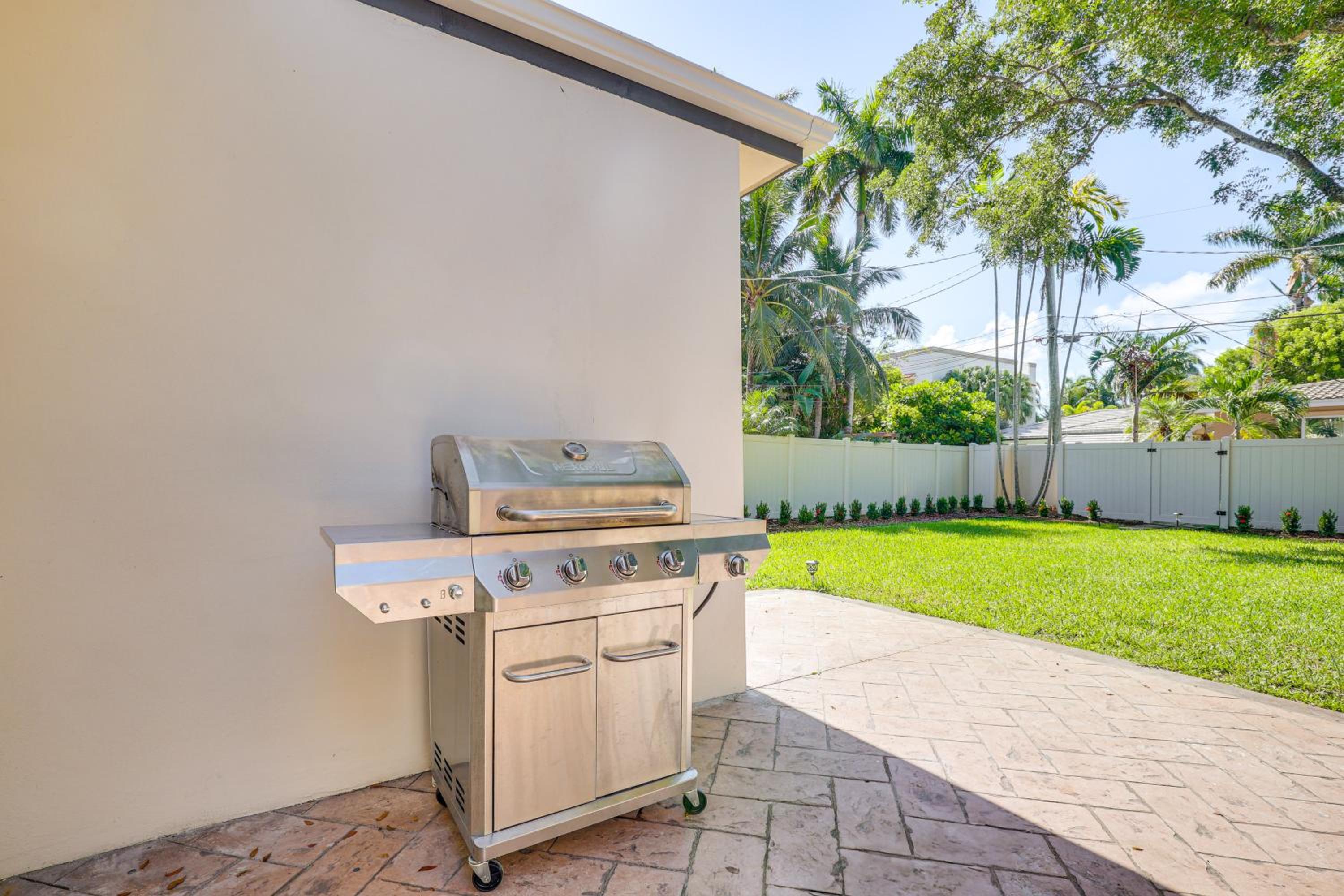 Spacious Yard, Near Golf Modern Home in Hollywood