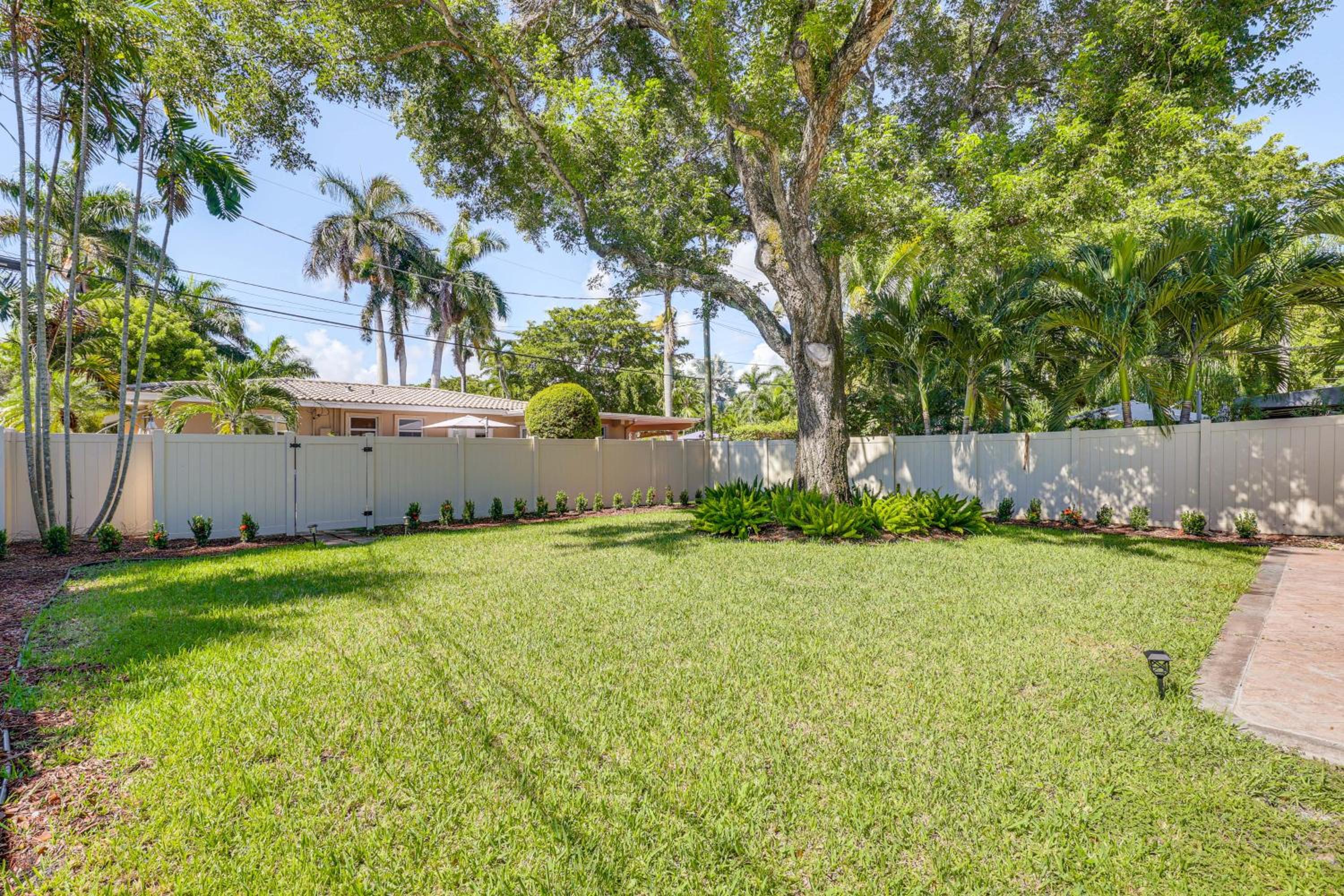 Spacious Yard, Near Golf Modern Home in Hollywood