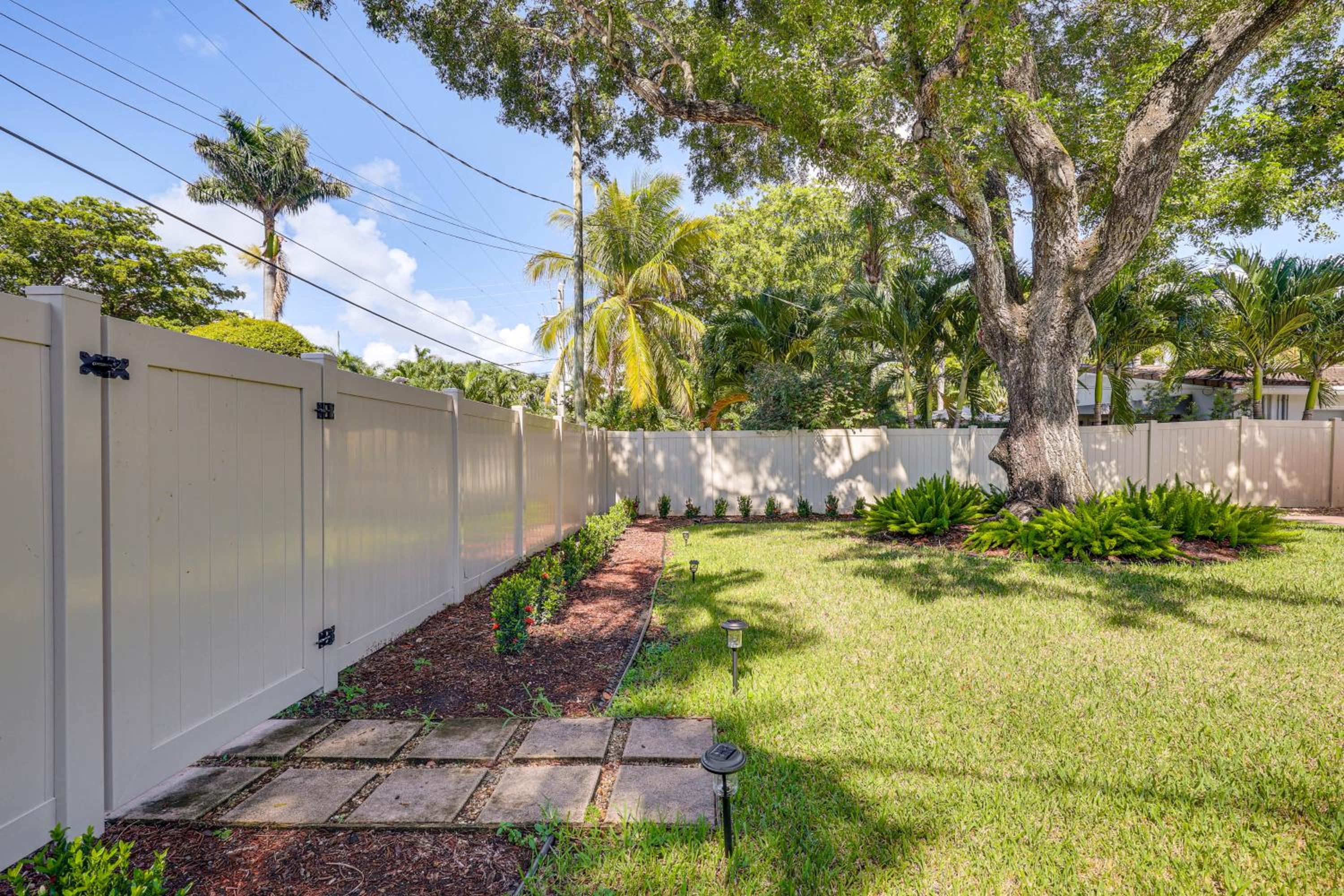 Spacious Yard, Near Golf Modern Home in Hollywood