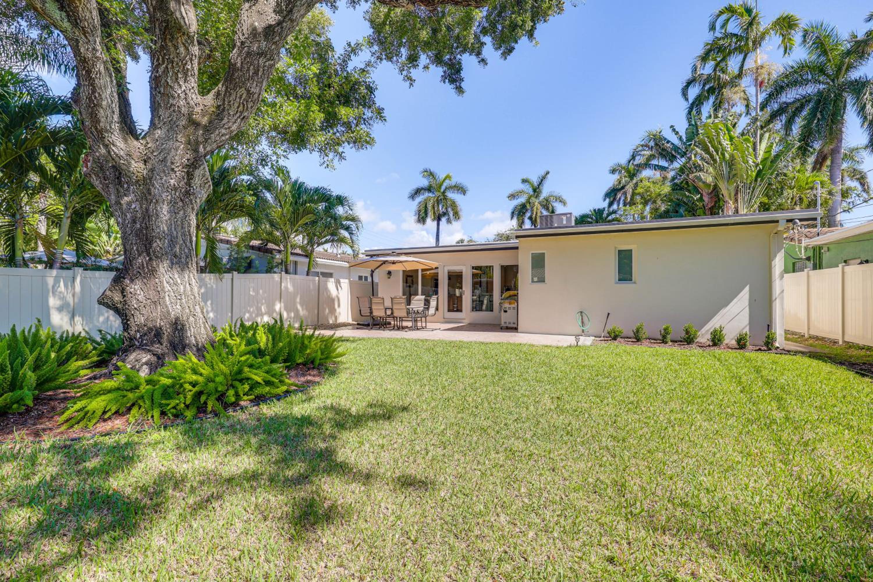 Spacious Yard, Near Golf Modern Home in Hollywood