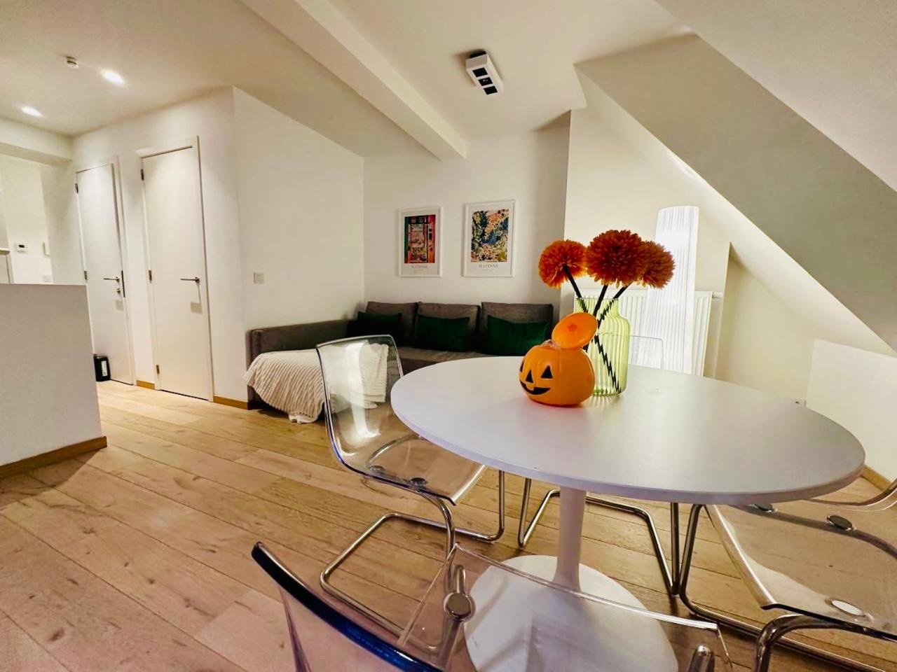 The Central Experience - 2 BR, Bright, Spacious & Central