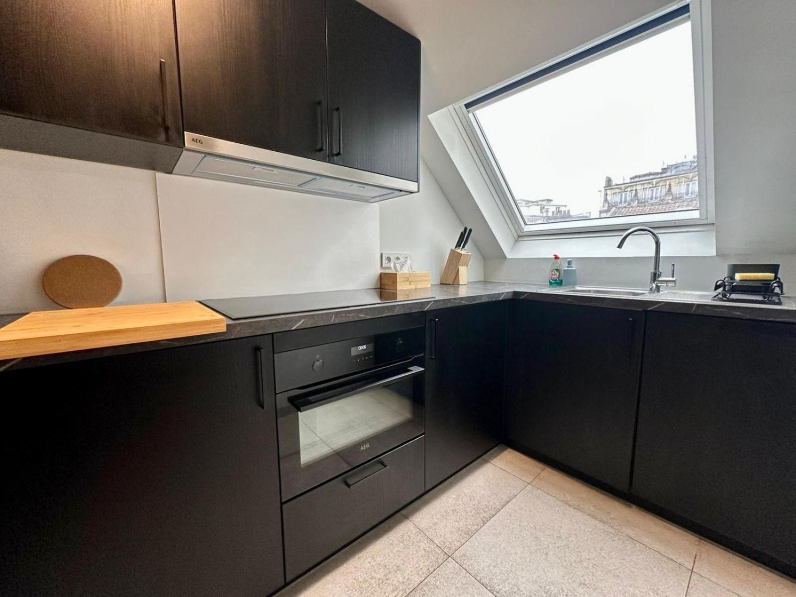 The Central Experience - 2 BR, Bright, Spacious & Central