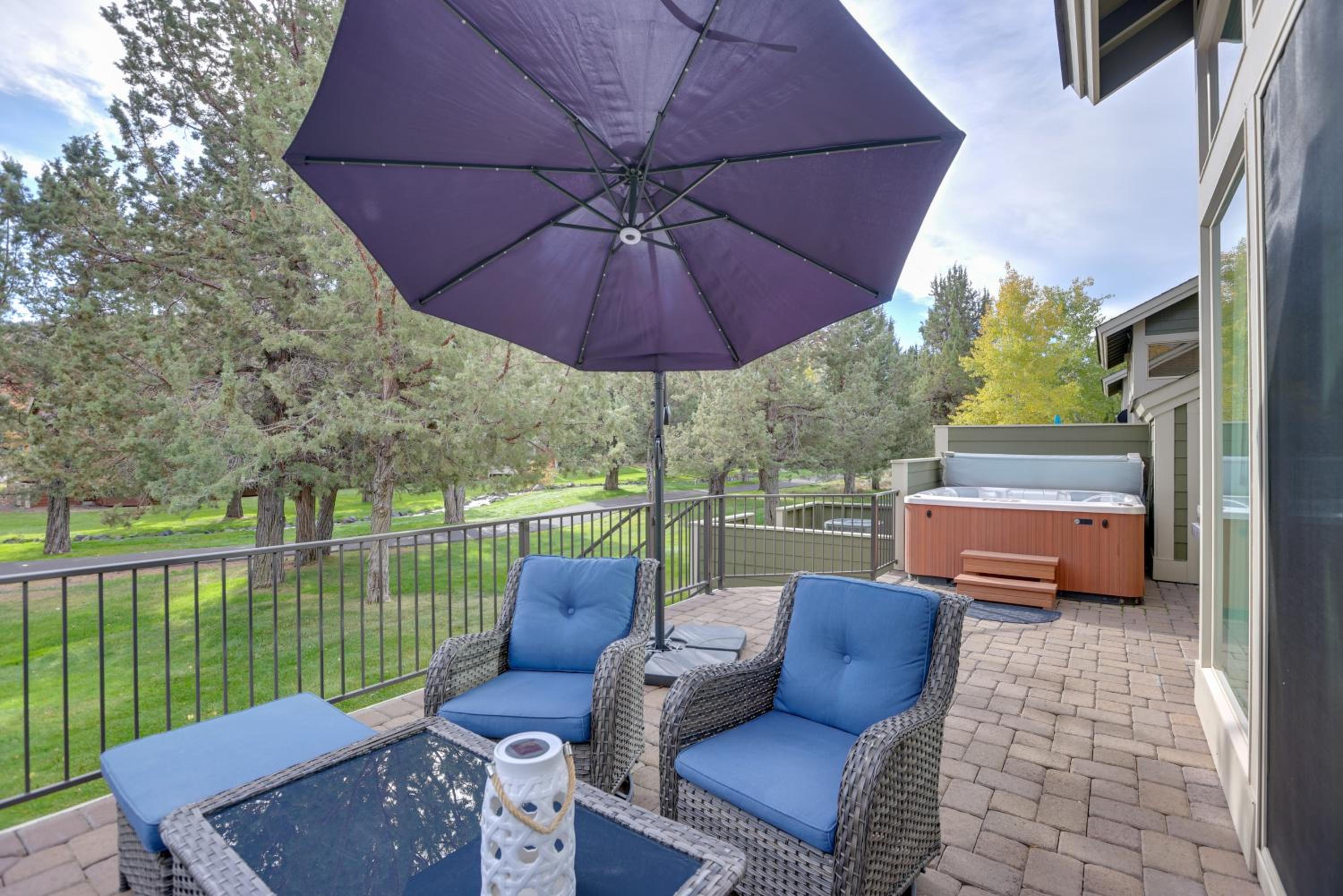 Eagle Crest Retreat Creekside Townhome with Hot Tub