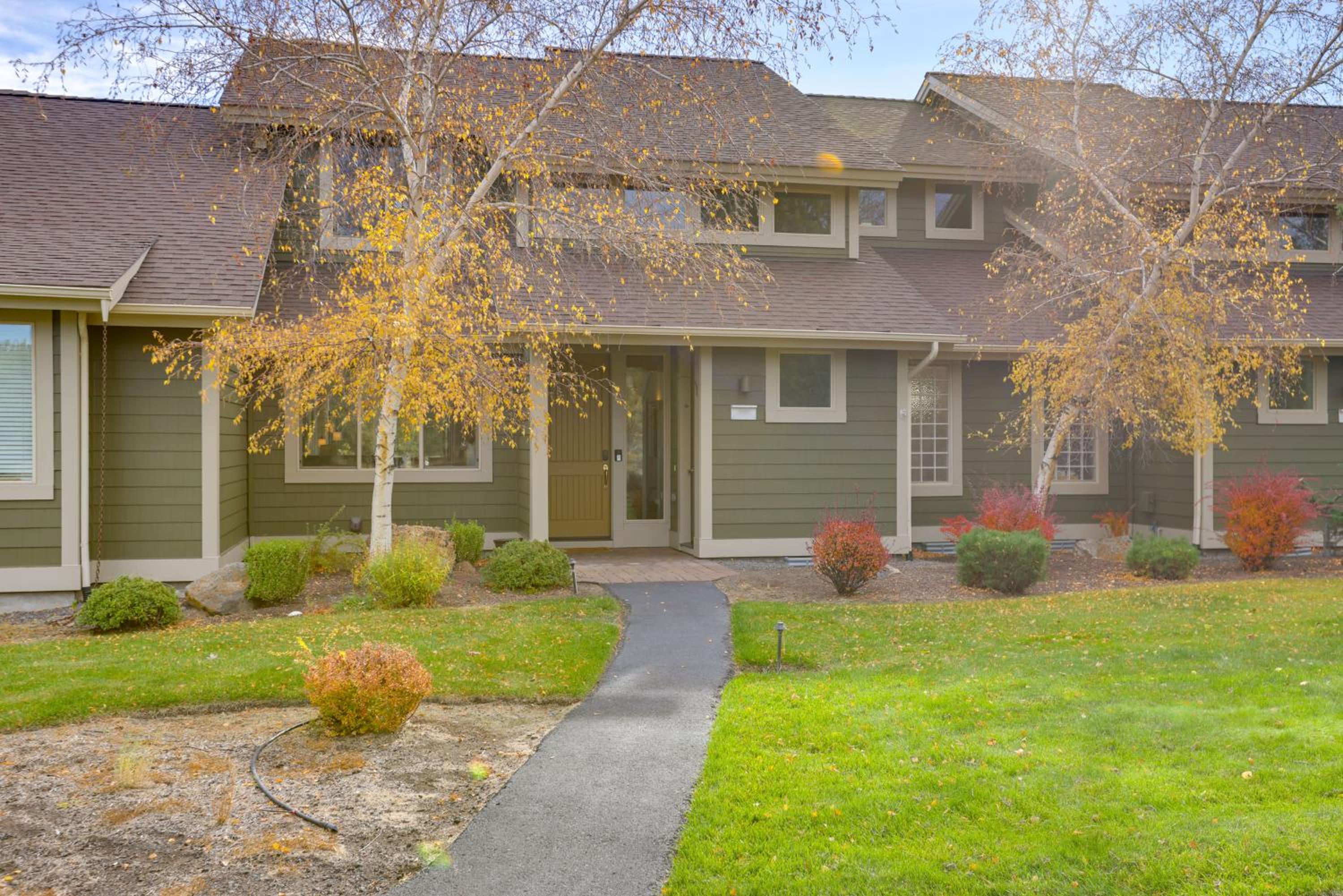 Eagle Crest Retreat Creekside Townhome with Hot Tub