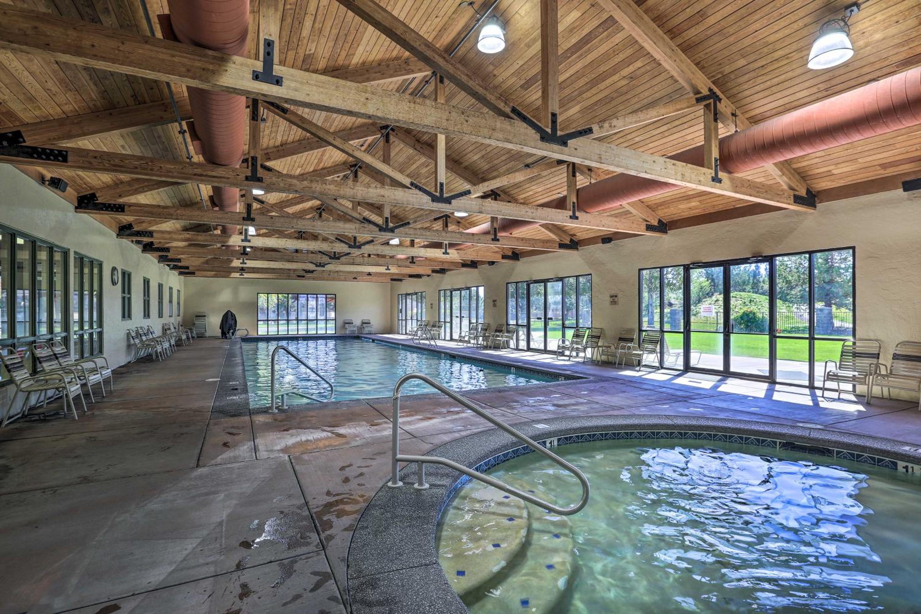 Eagle Crest Retreat Creekside Townhome with Hot Tub