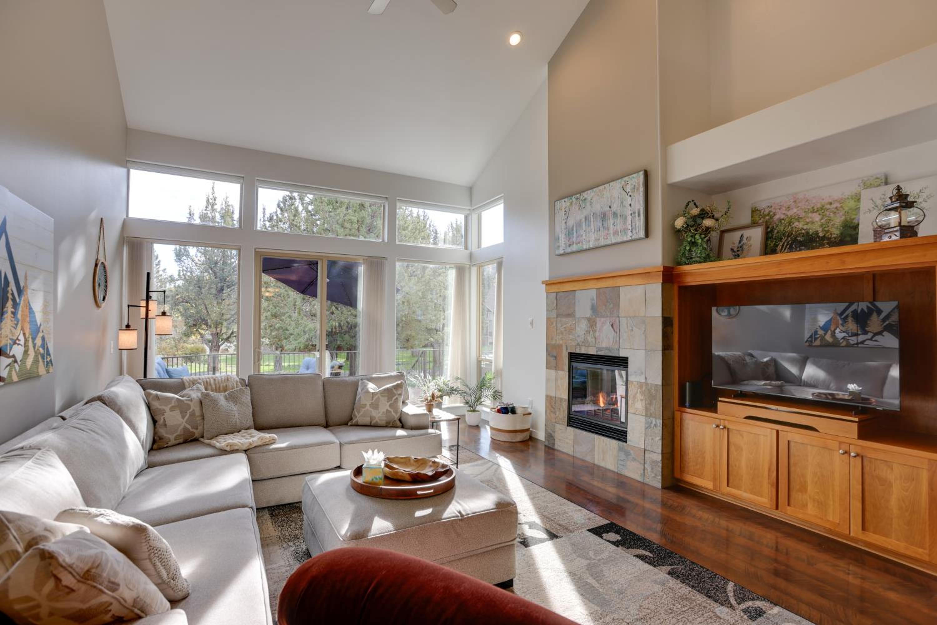 Eagle Crest Retreat Creekside Townhome with Hot Tub