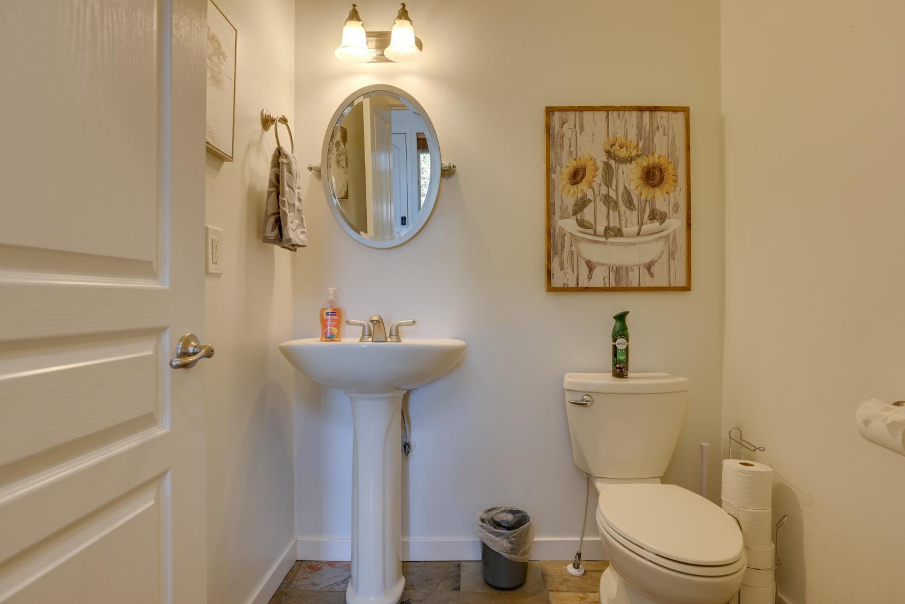 Eagle Crest Retreat Creekside Townhome with Hot Tub