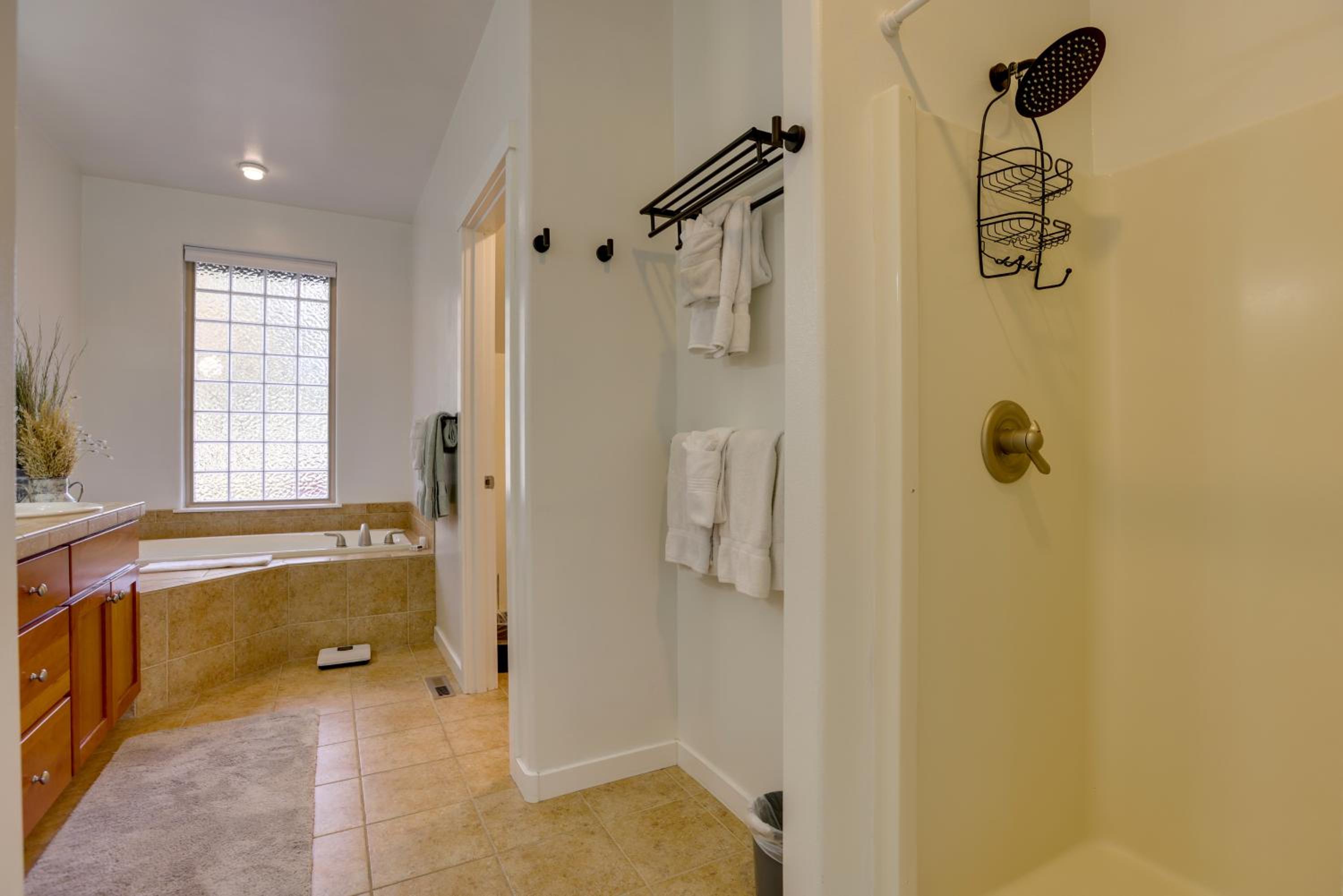 Eagle Crest Retreat Creekside Townhome with Hot Tub
