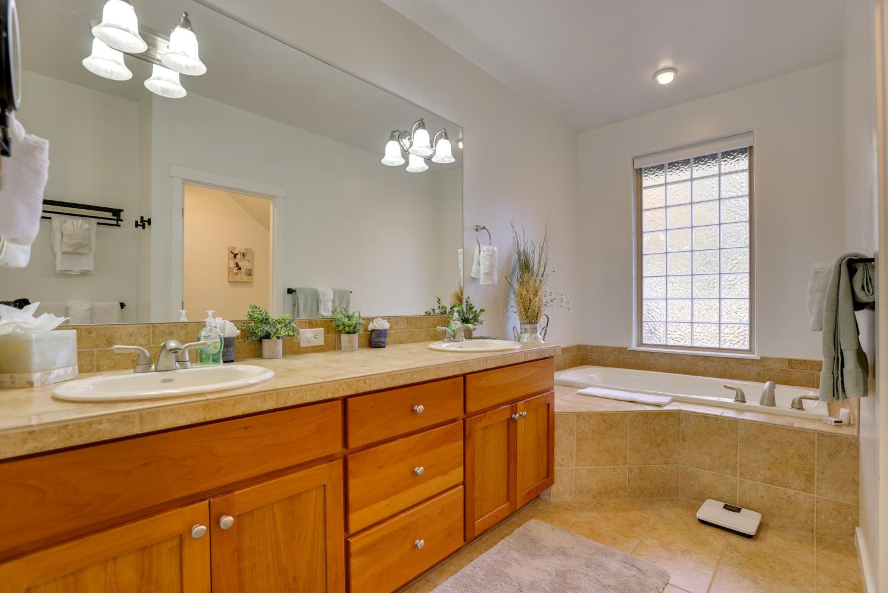 Eagle Crest Retreat Creekside Townhome with Hot Tub