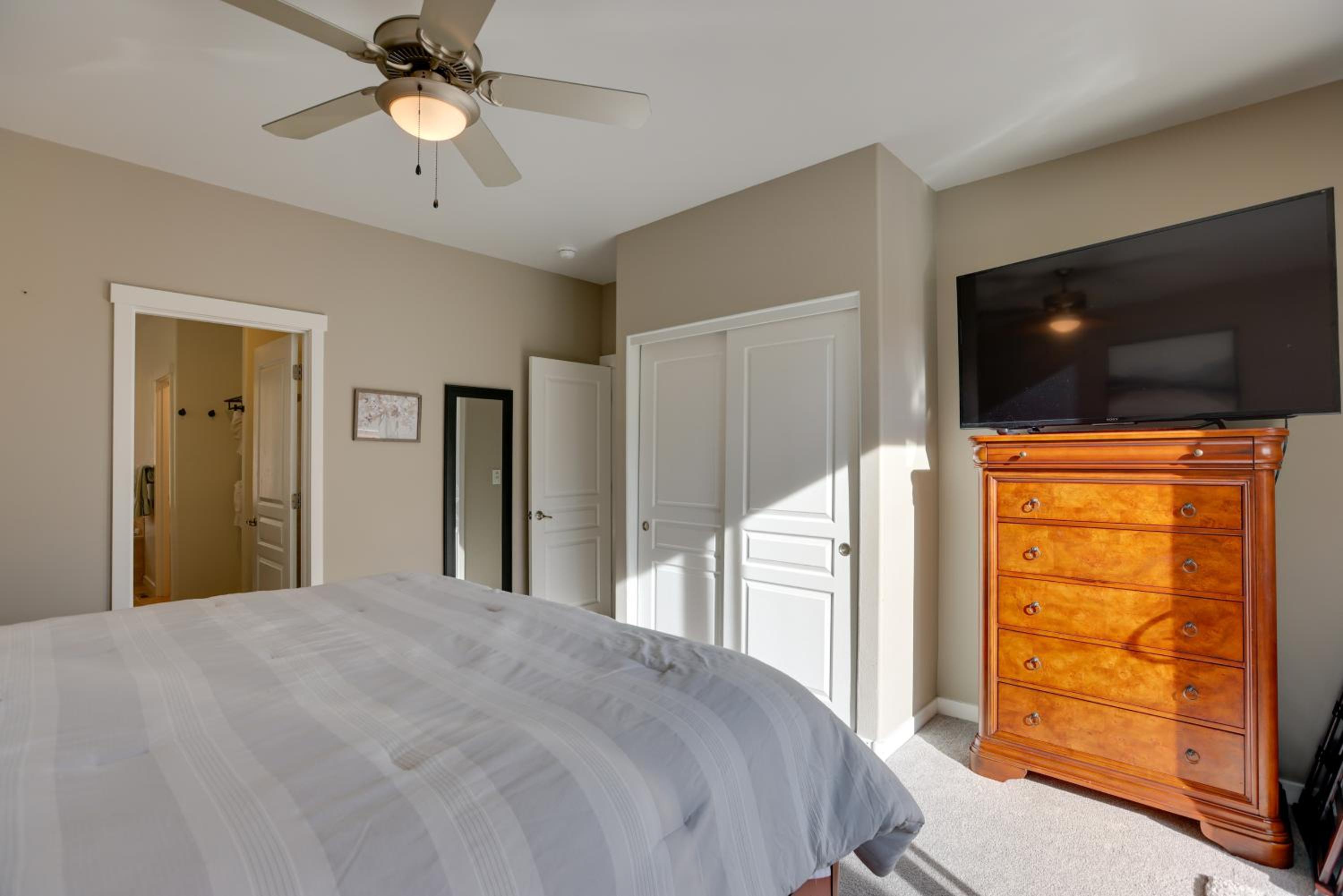 Eagle Crest Retreat Creekside Townhome with Hot Tub