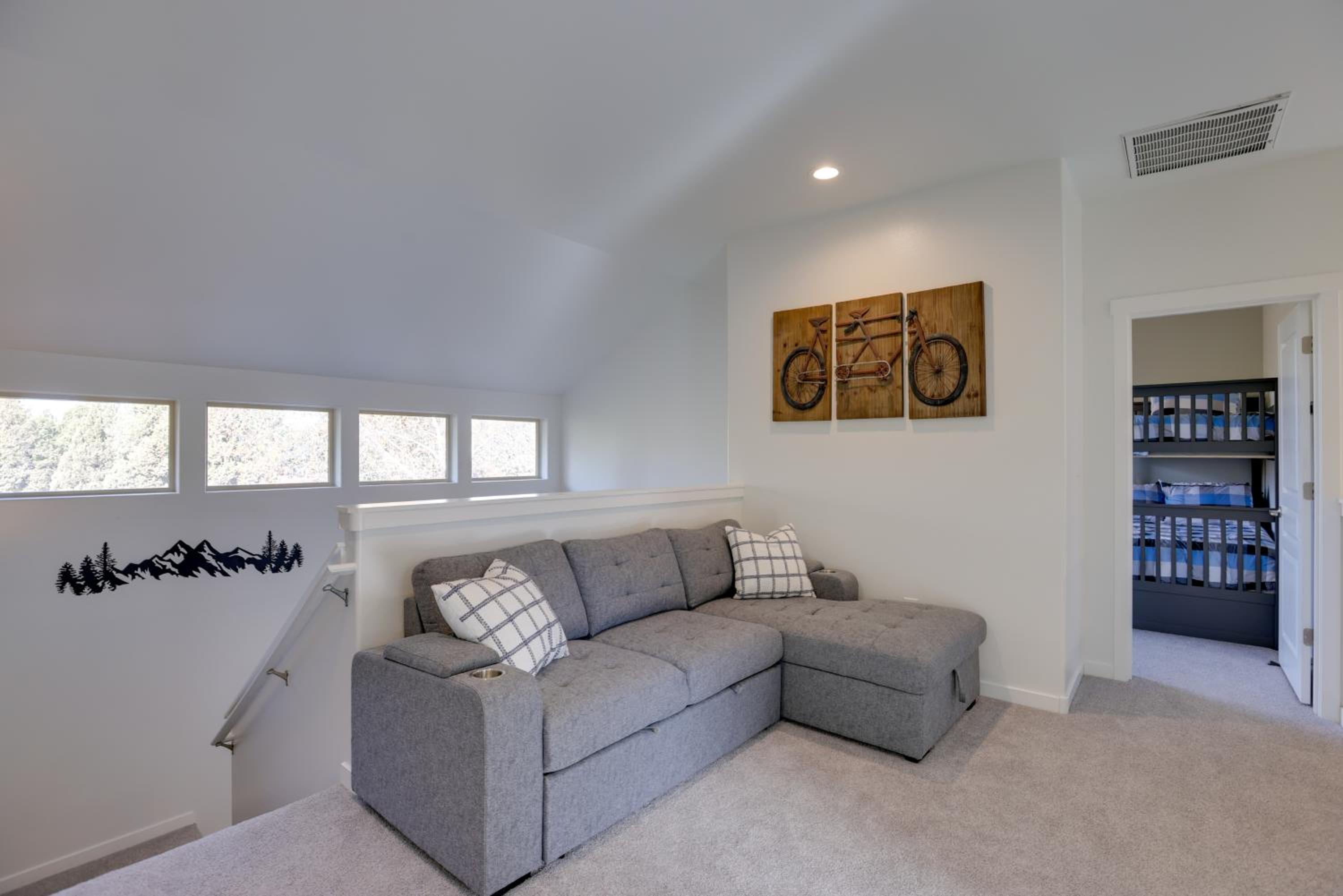 Eagle Crest Retreat Creekside Townhome with Hot Tub