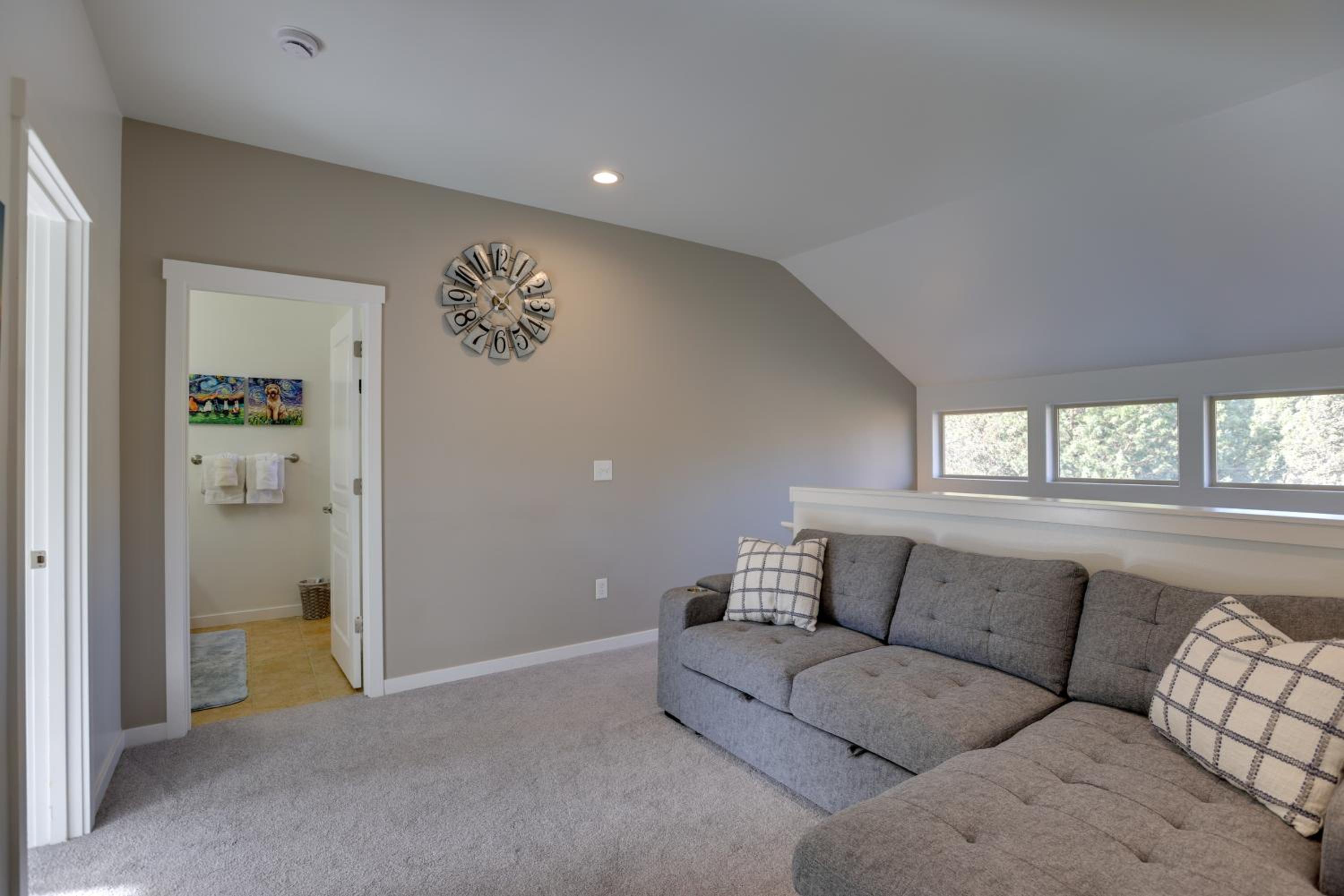 Eagle Crest Retreat Creekside Townhome with Hot Tub