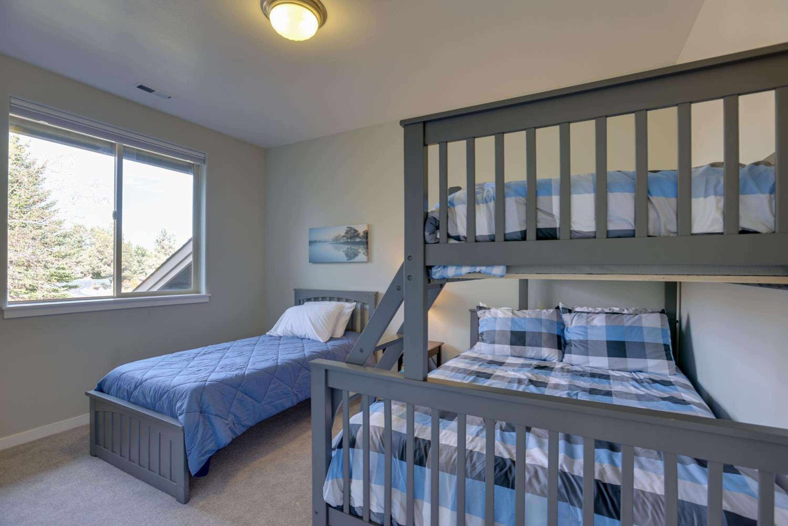 Eagle Crest Retreat Creekside Townhome with Hot Tub