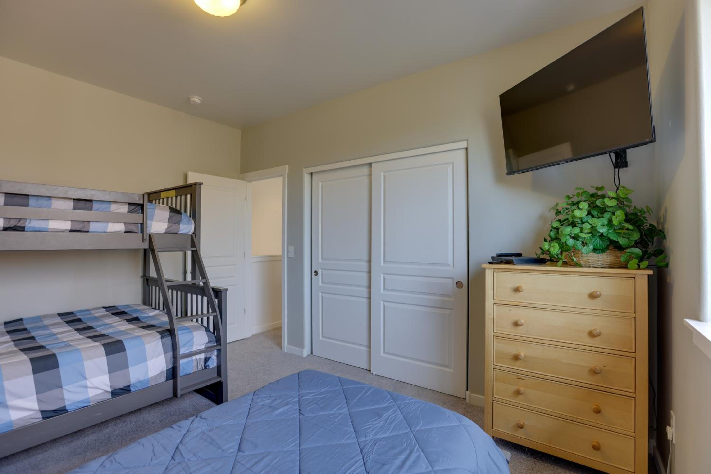 Eagle Crest Retreat Creekside Townhome with Hot Tub