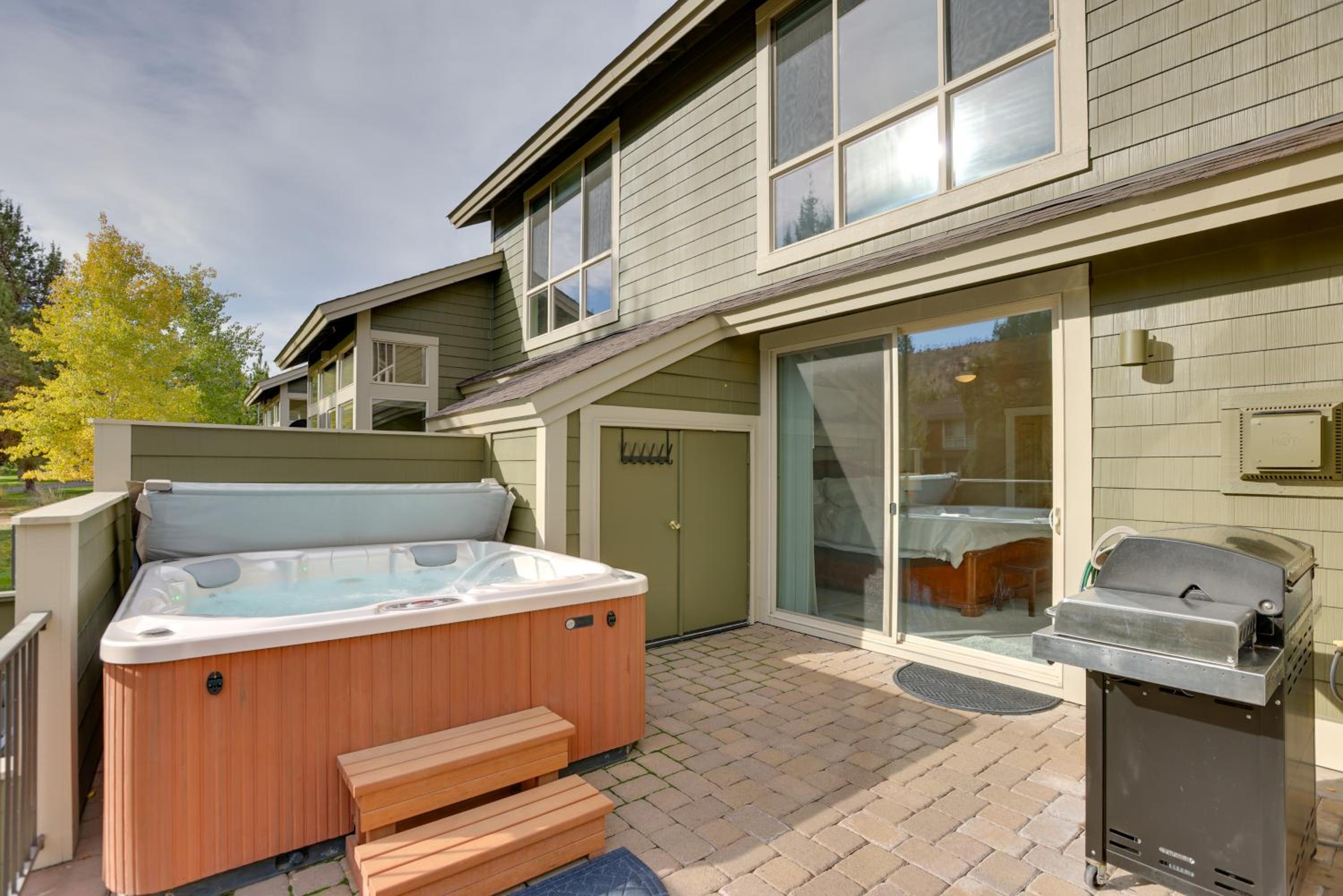 Eagle Crest Retreat Creekside Townhome with Hot Tub