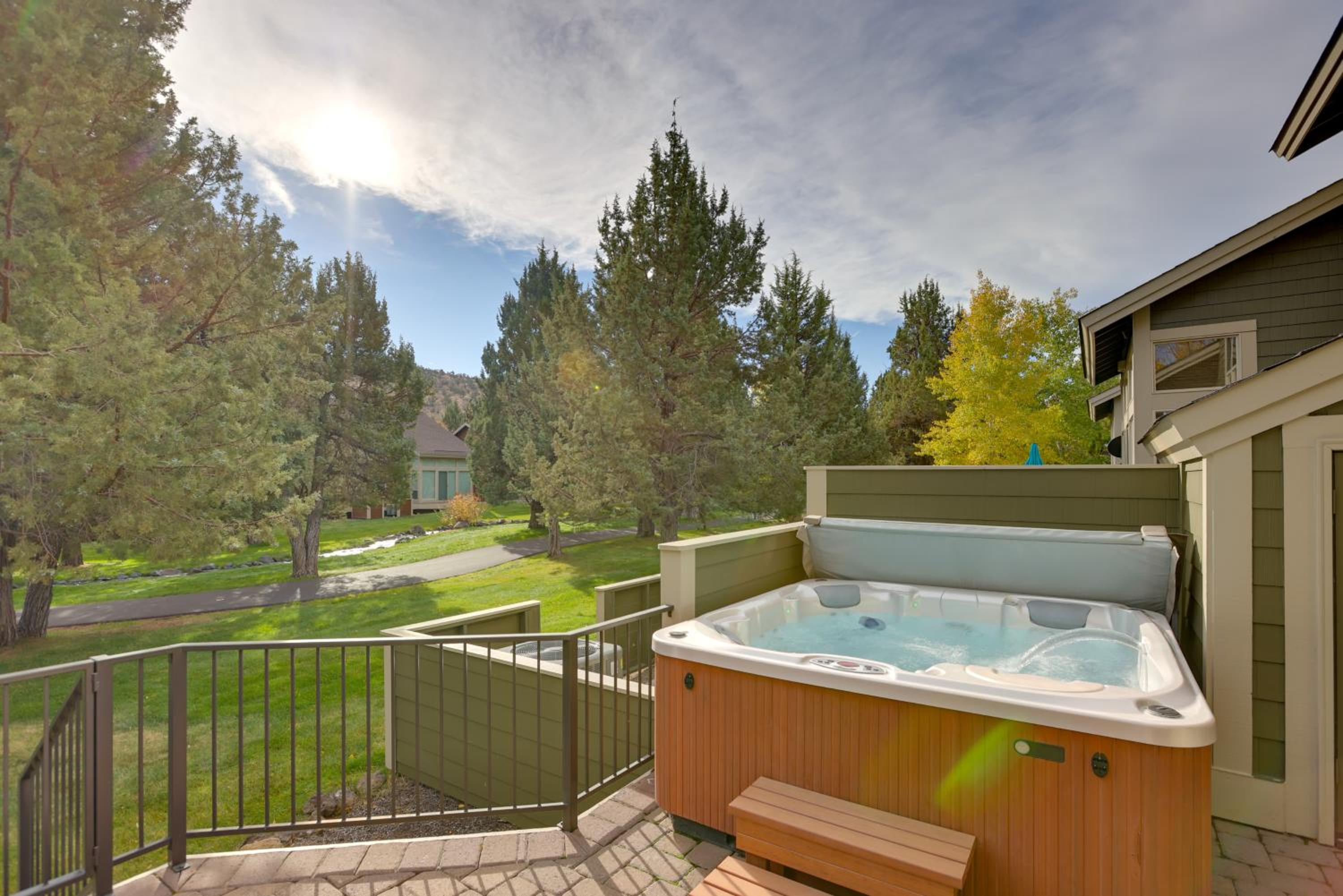 Eagle Crest Retreat Creekside Townhome with Hot Tub