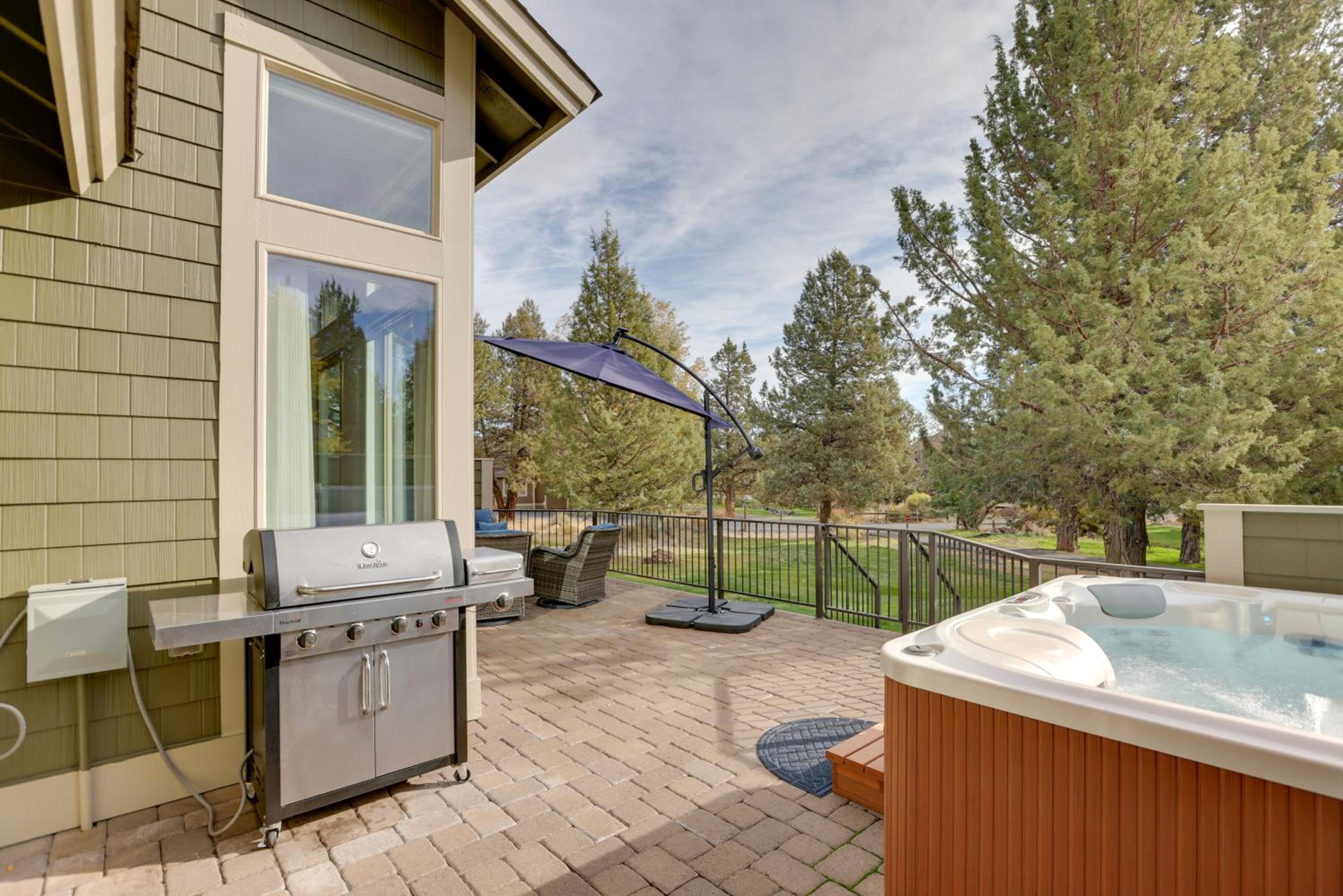 Eagle Crest Retreat Creekside Townhome with Hot Tub