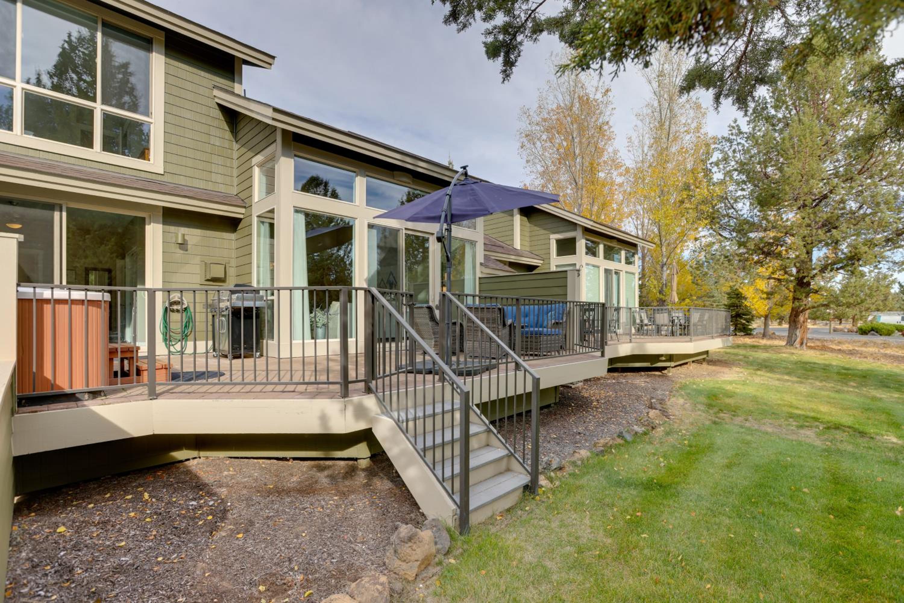 Eagle Crest Retreat Creekside Townhome with Hot Tub