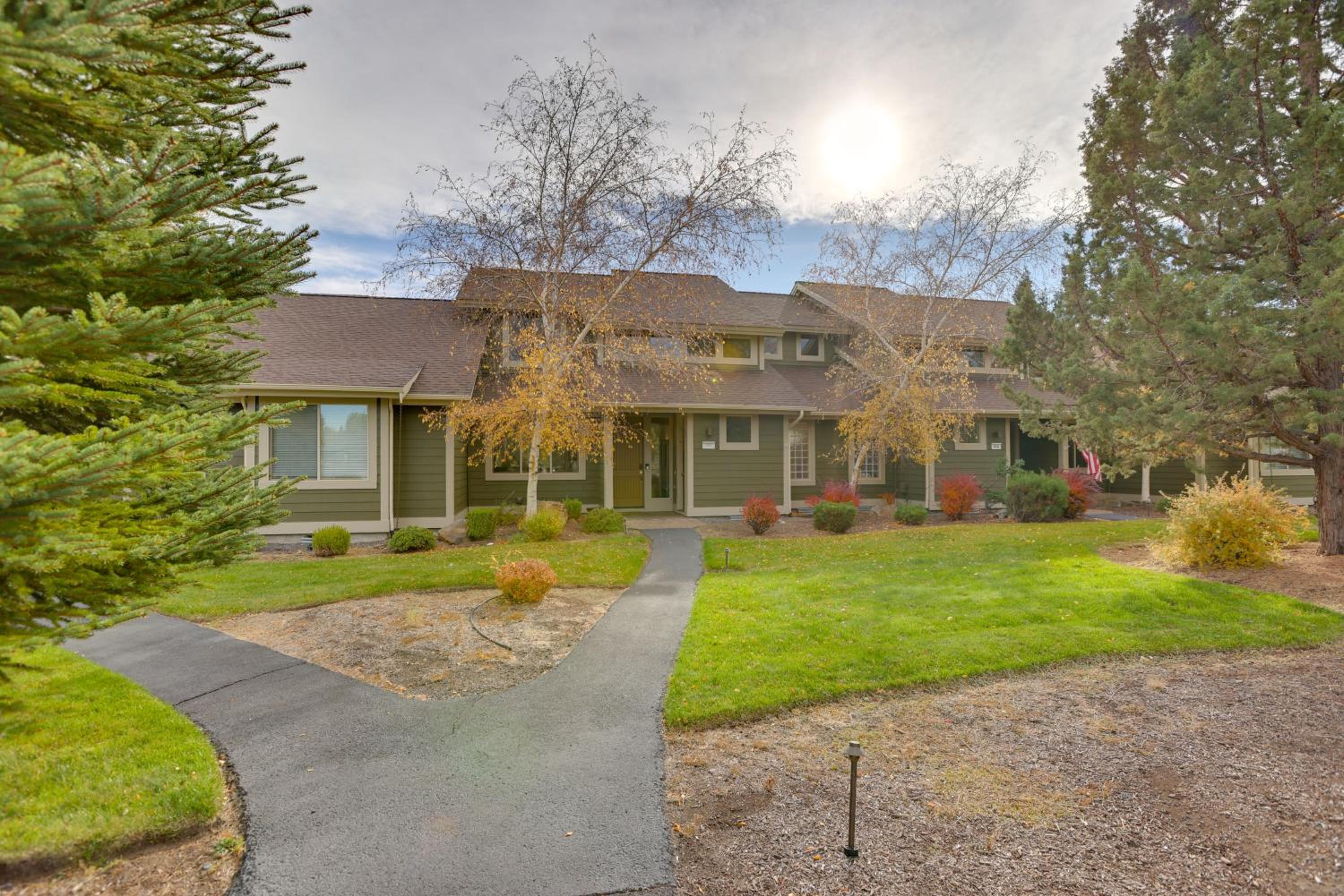 Eagle Crest Retreat Creekside Townhome with Hot Tub