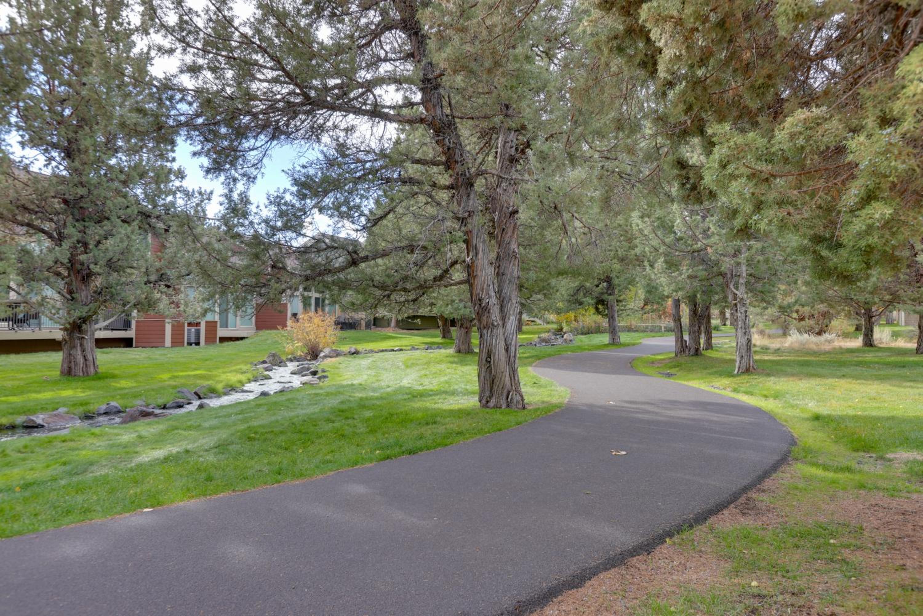 Eagle Crest Retreat Creekside Townhome with Hot Tub