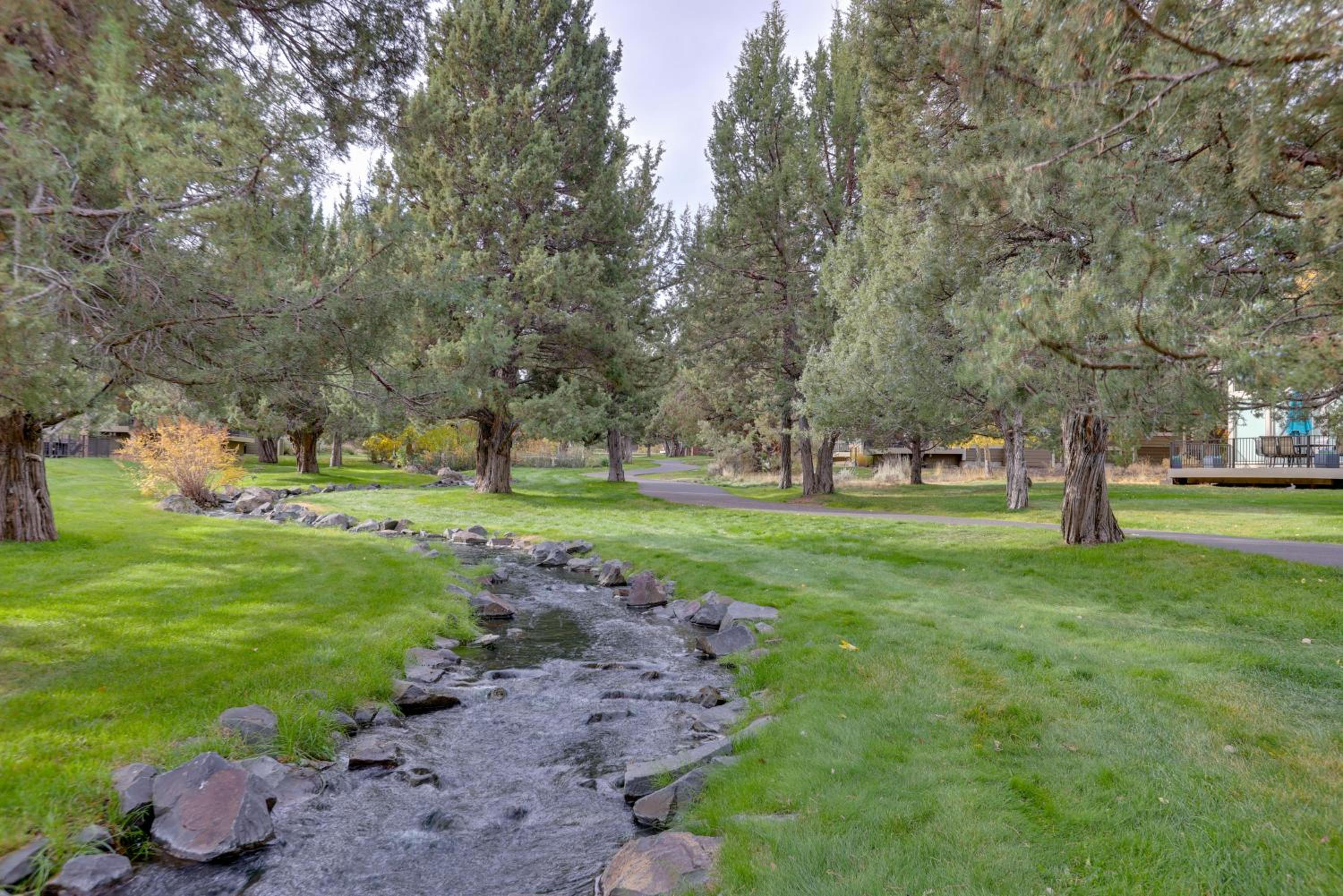 Eagle Crest Retreat Creekside Townhome with Hot Tub