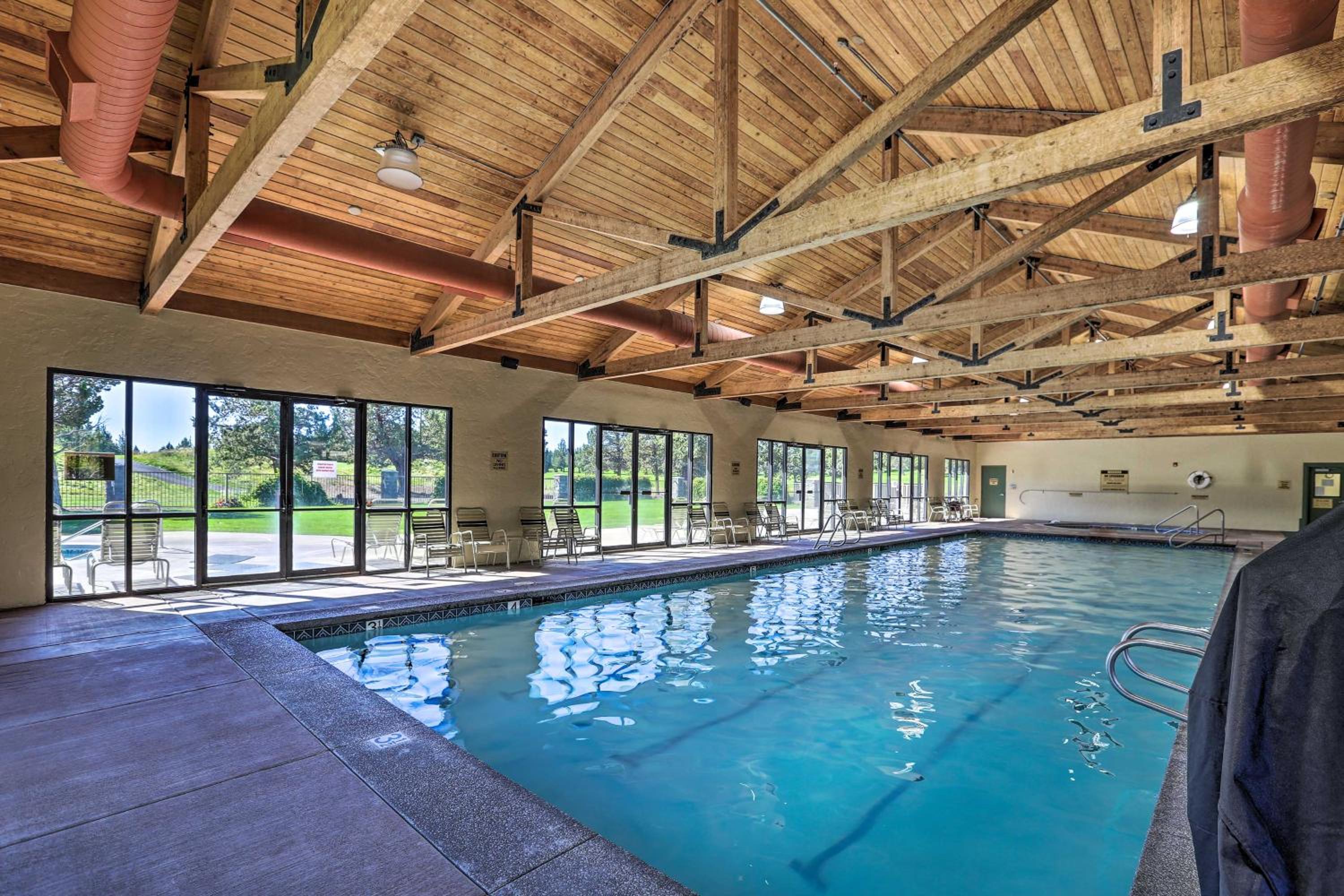 Eagle Crest Retreat Creekside Townhome with Hot Tub