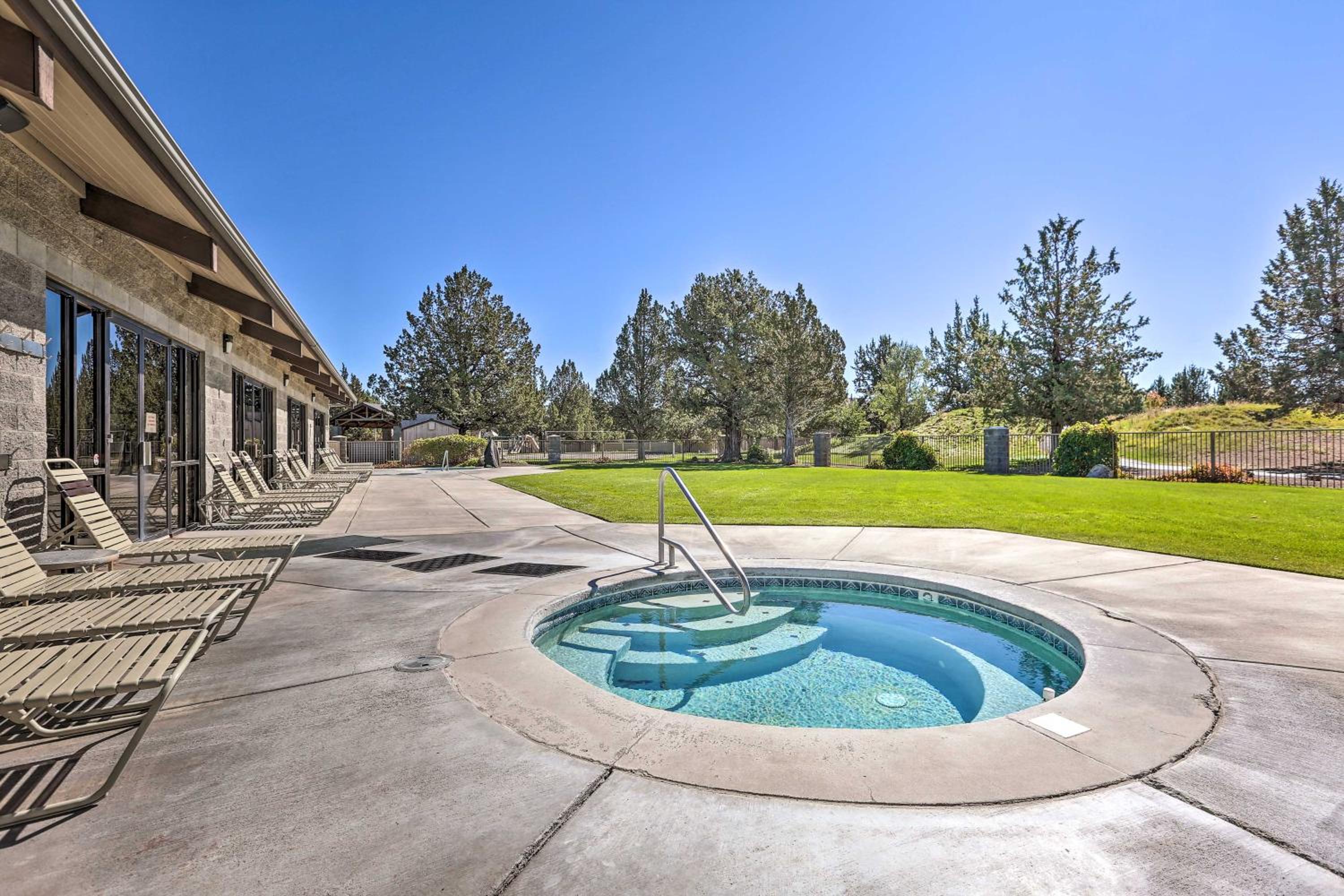 Eagle Crest Retreat Creekside Townhome with Hot Tub