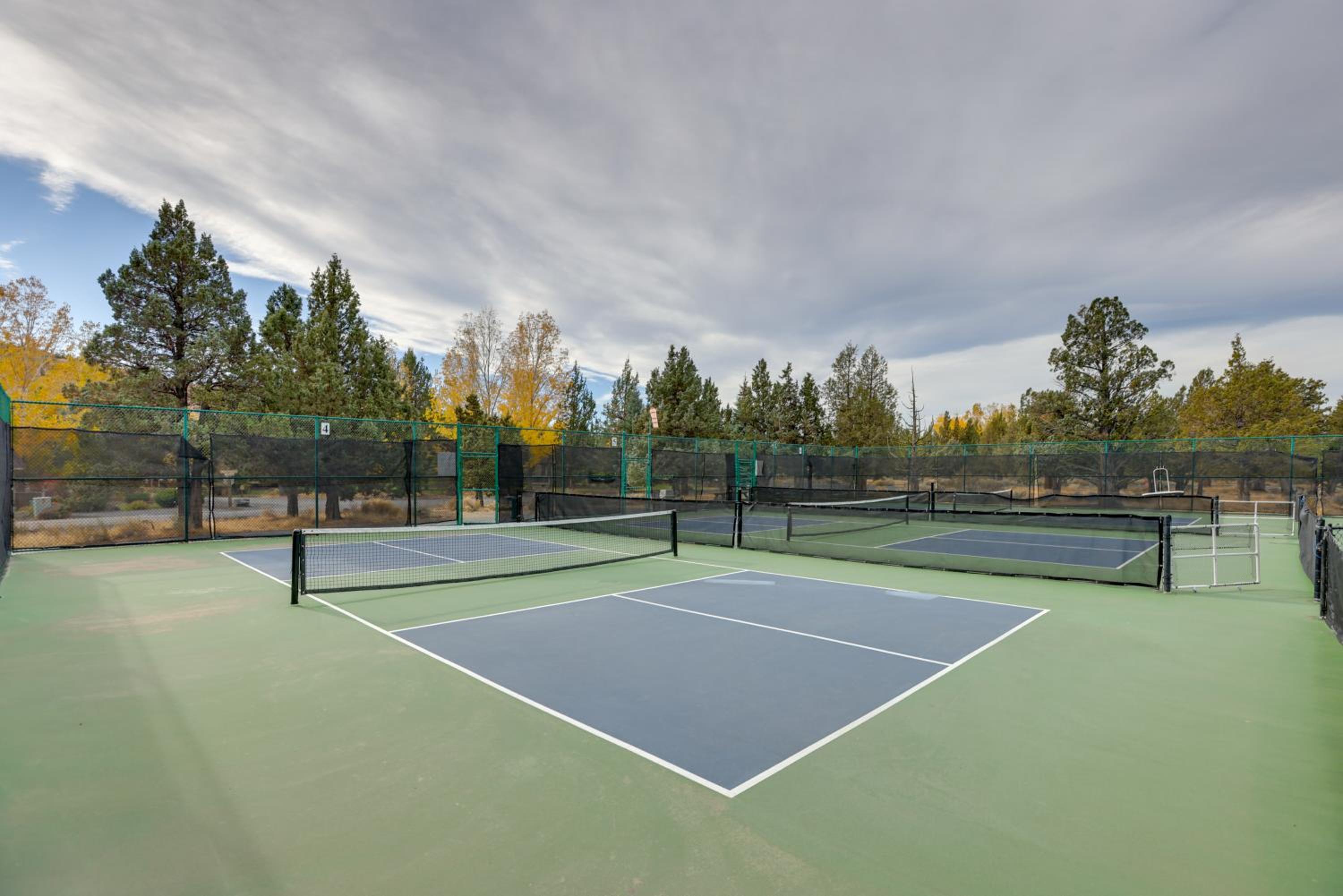 Eagle Crest Retreat Creekside Townhome with Hot Tub