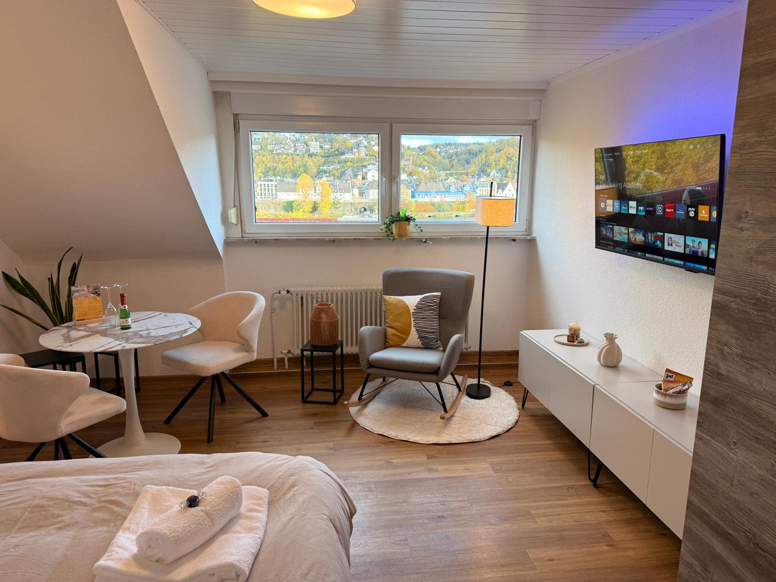 Rheinblick-Apartment Snacks, Ambilight & Boxspringbett