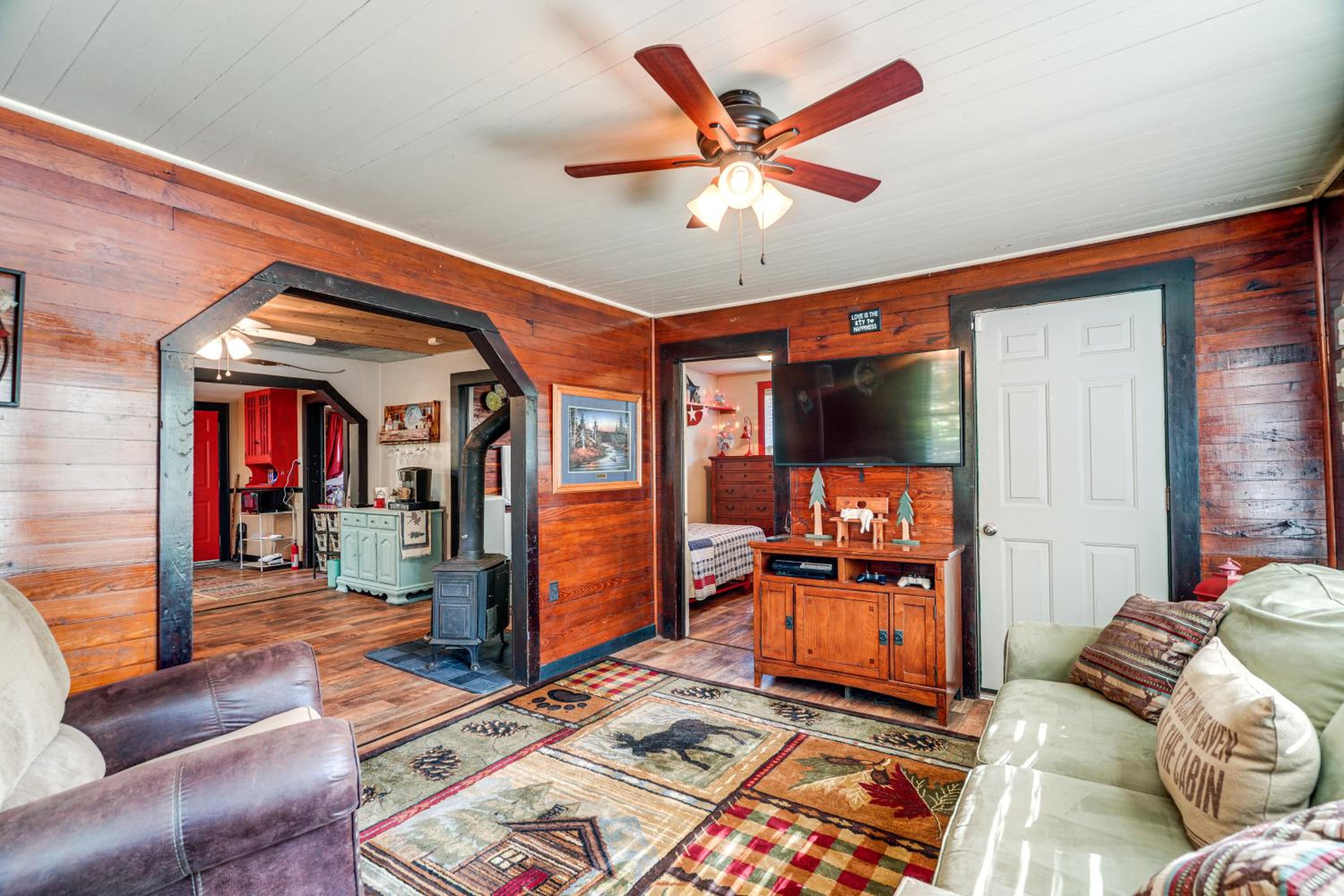 Hunters Welcome! Creekside Missouri Ozarks Cabin