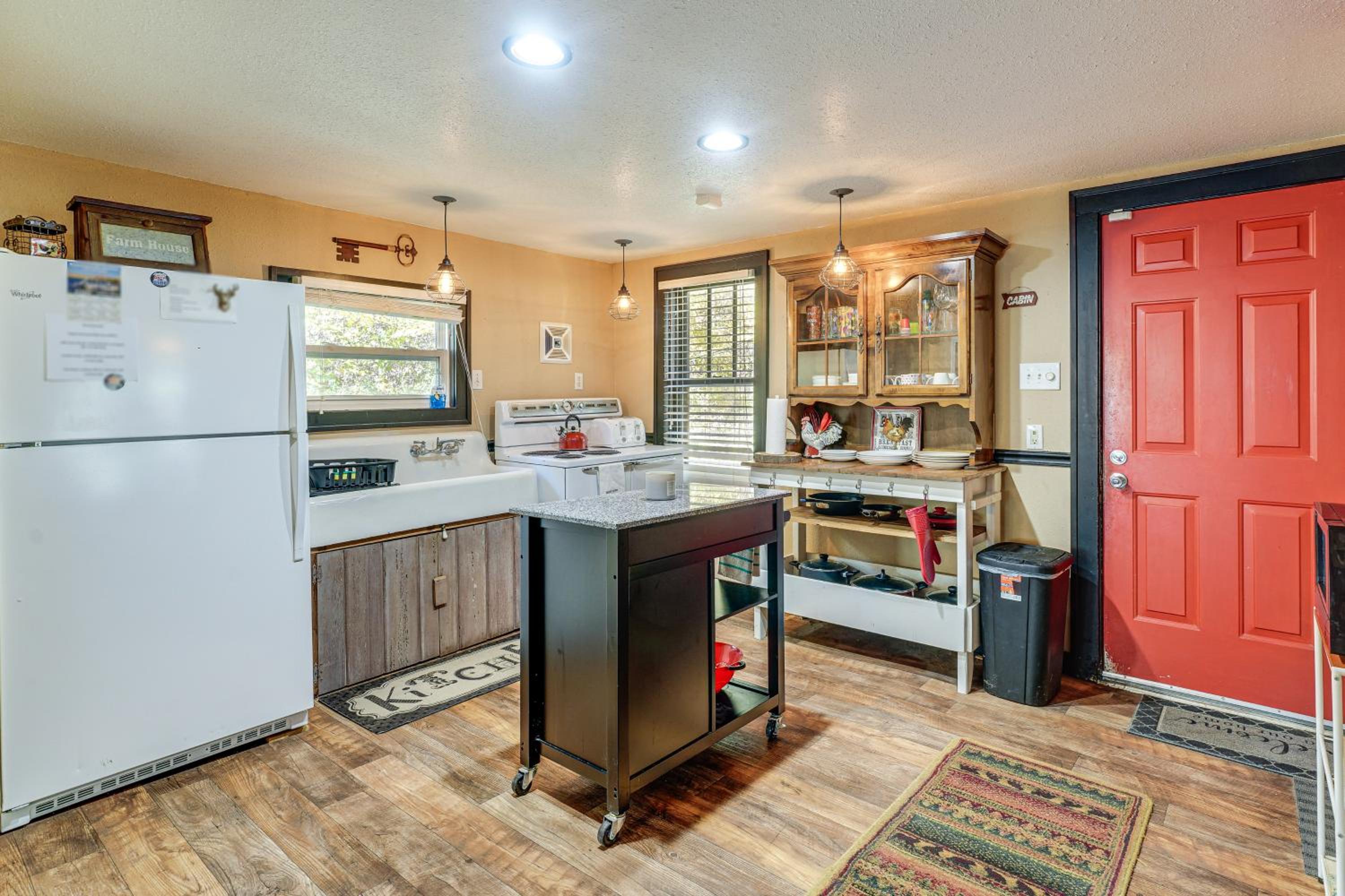 Hunters Welcome! Creekside Missouri Ozarks Cabin