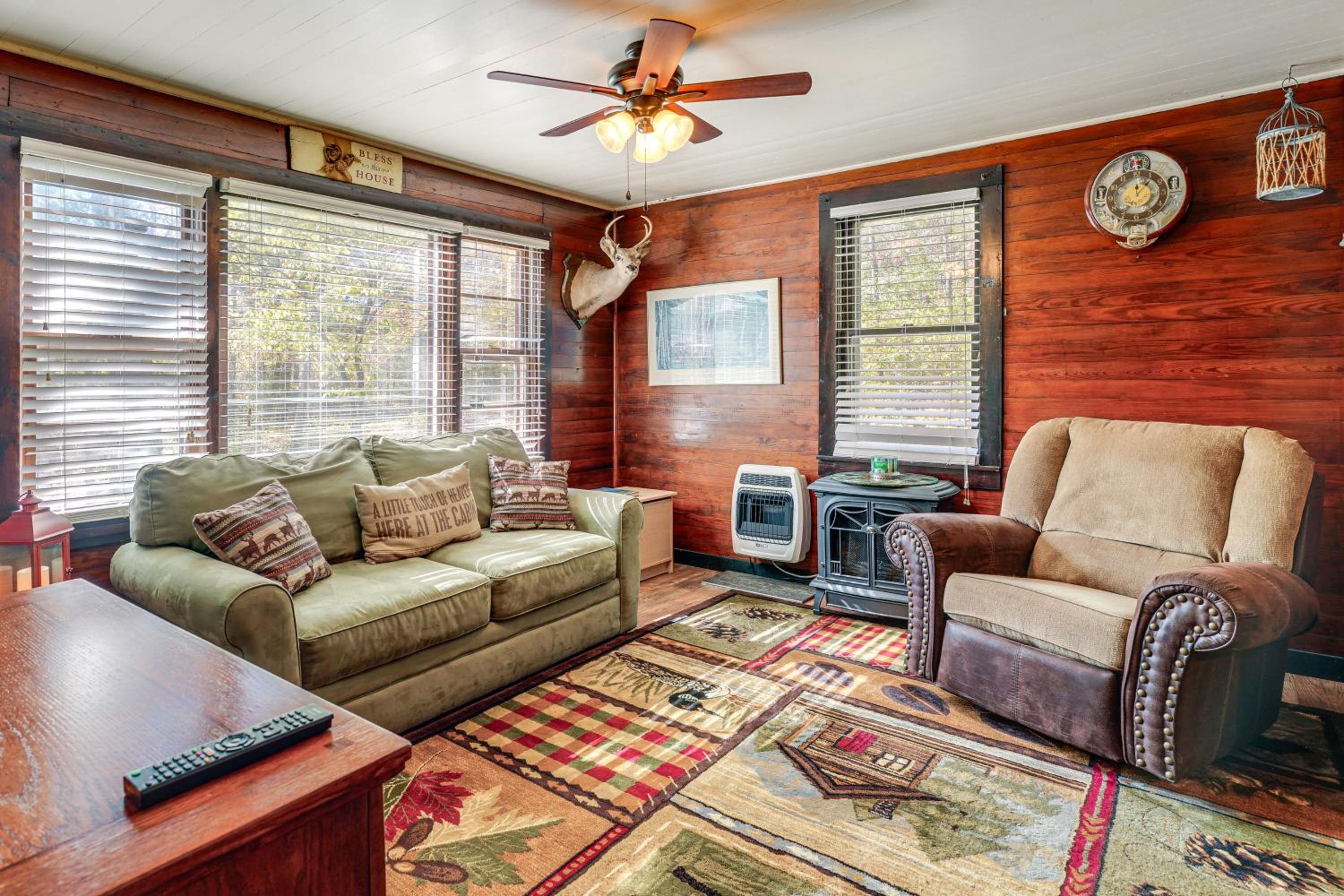 Hunters Welcome! Creekside Missouri Ozarks Cabin