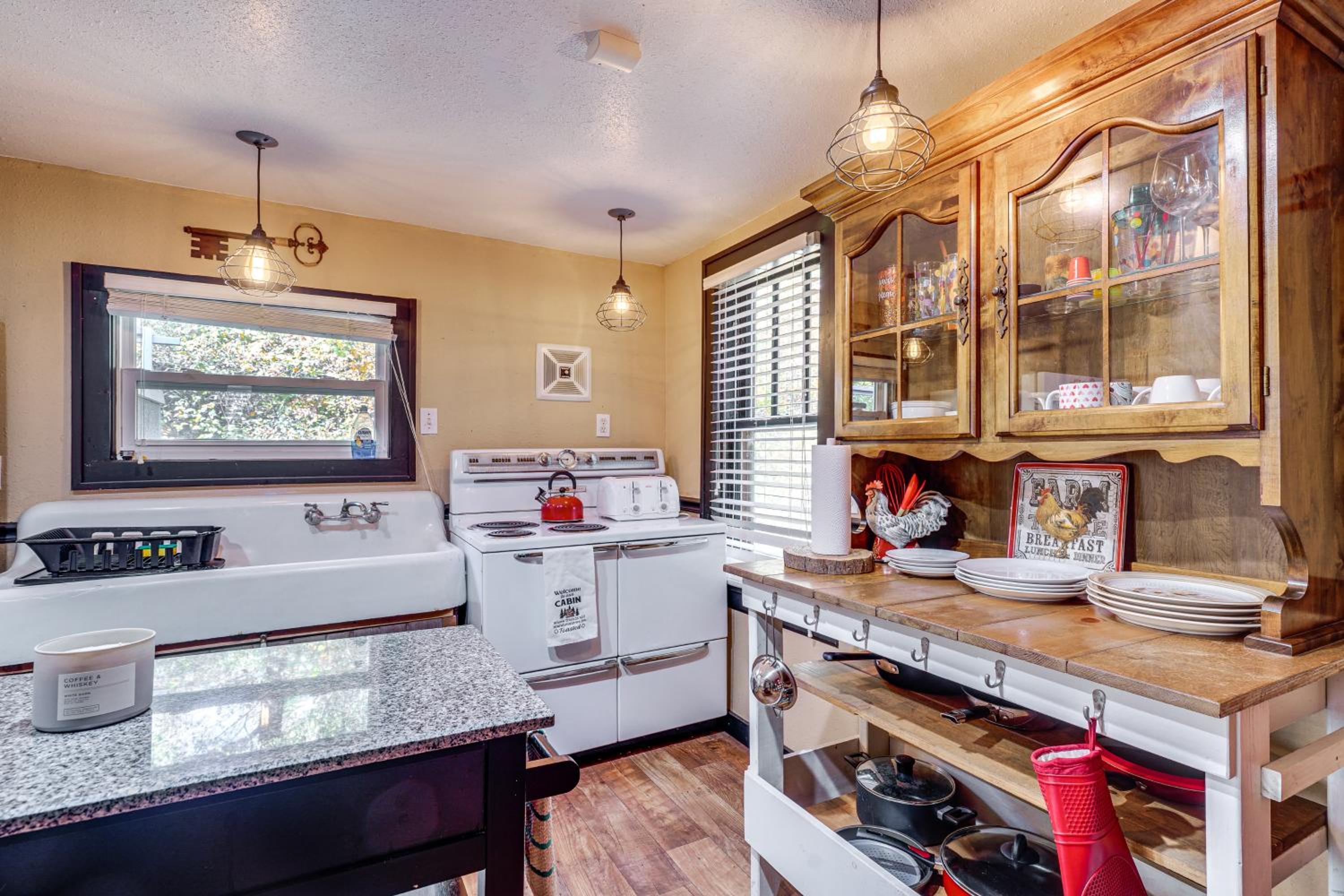 Hunters Welcome! Creekside Missouri Ozarks Cabin