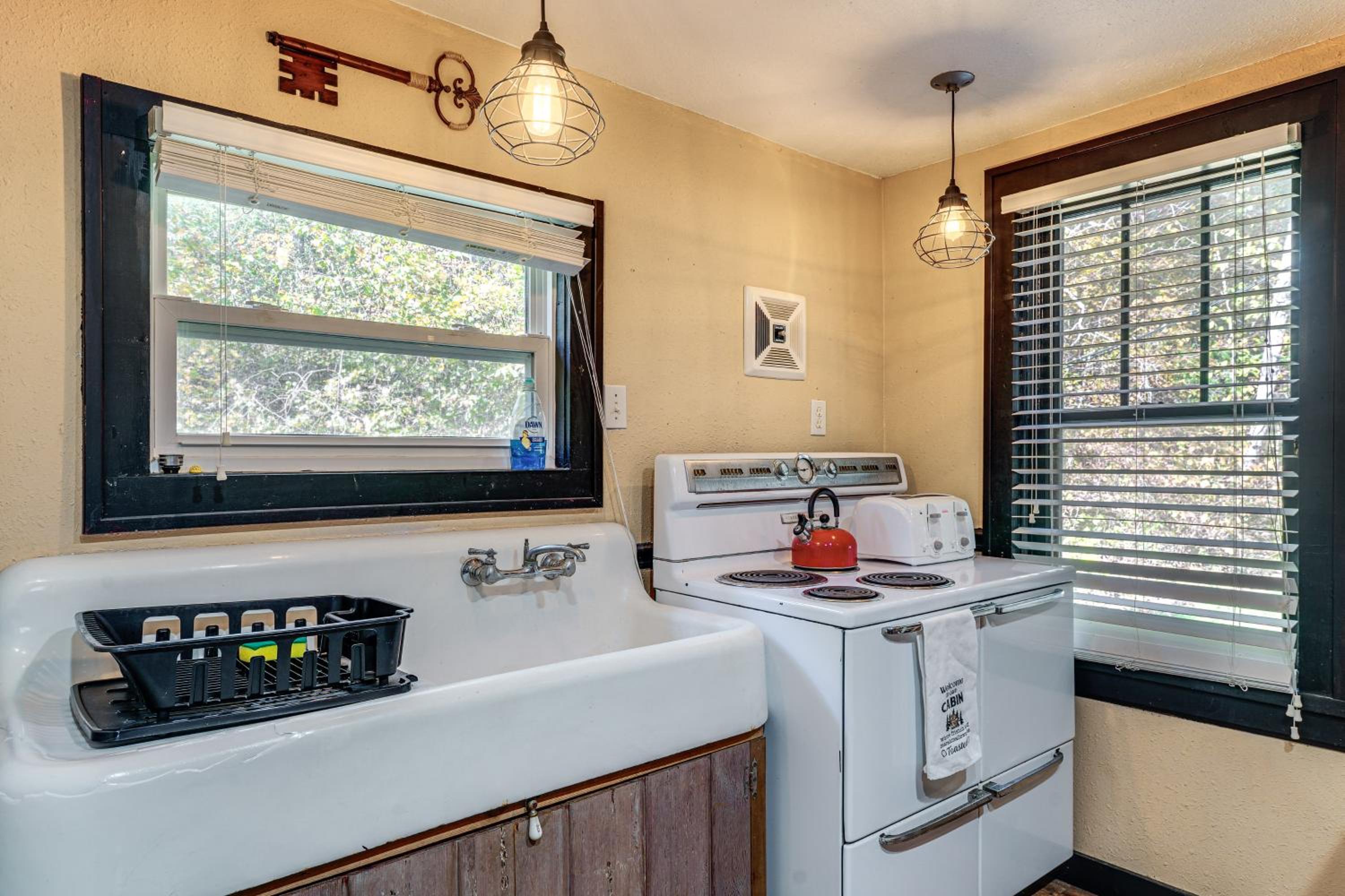 Hunters Welcome! Creekside Missouri Ozarks Cabin