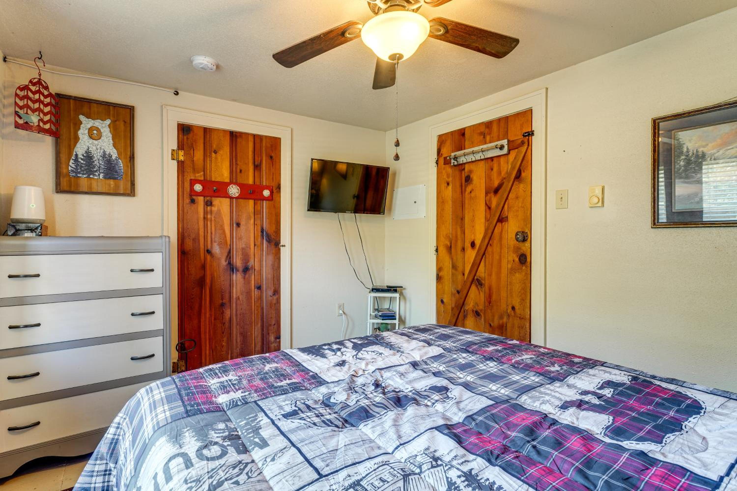 Hunters Welcome! Creekside Missouri Ozarks Cabin