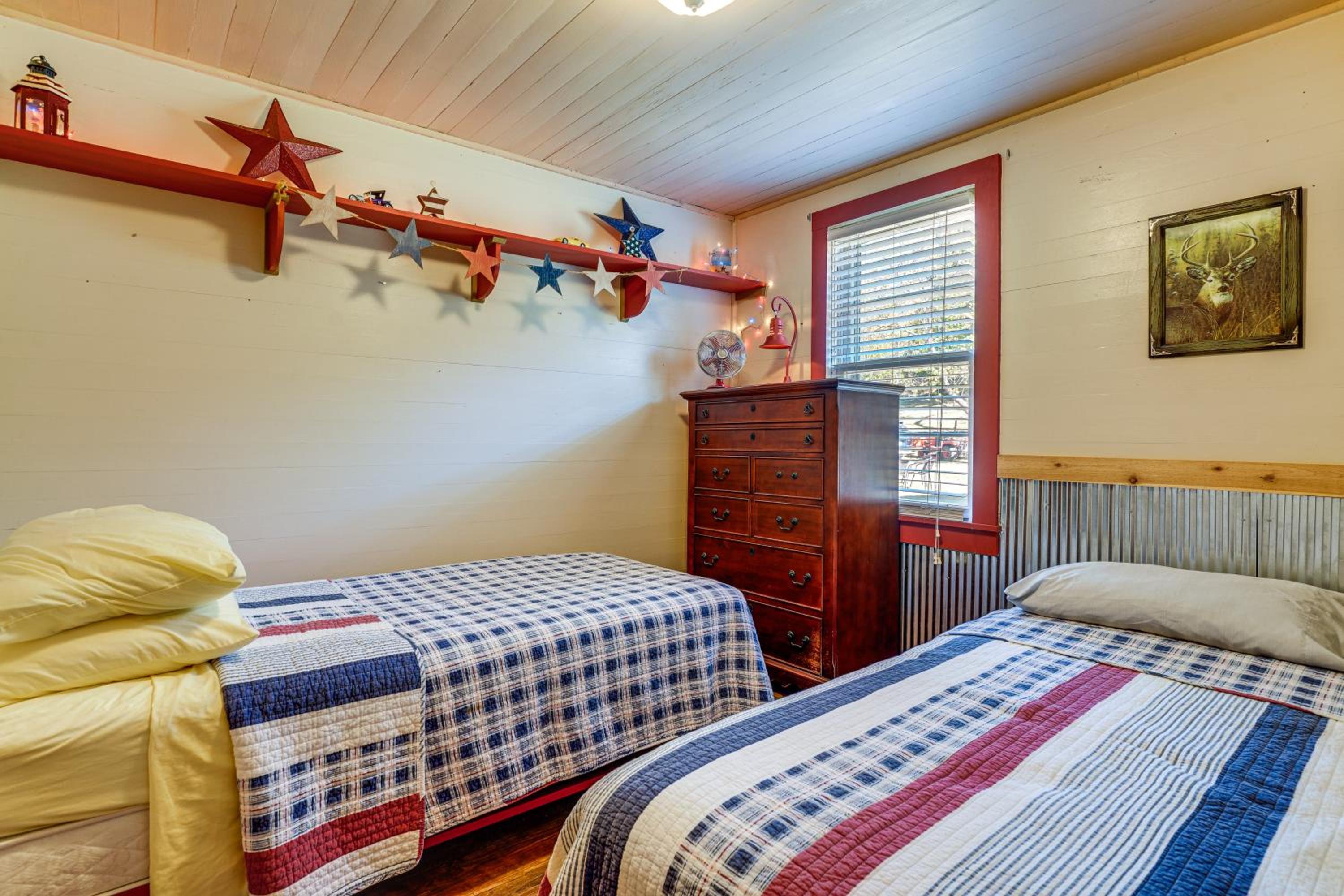 Hunters Welcome! Creekside Missouri Ozarks Cabin