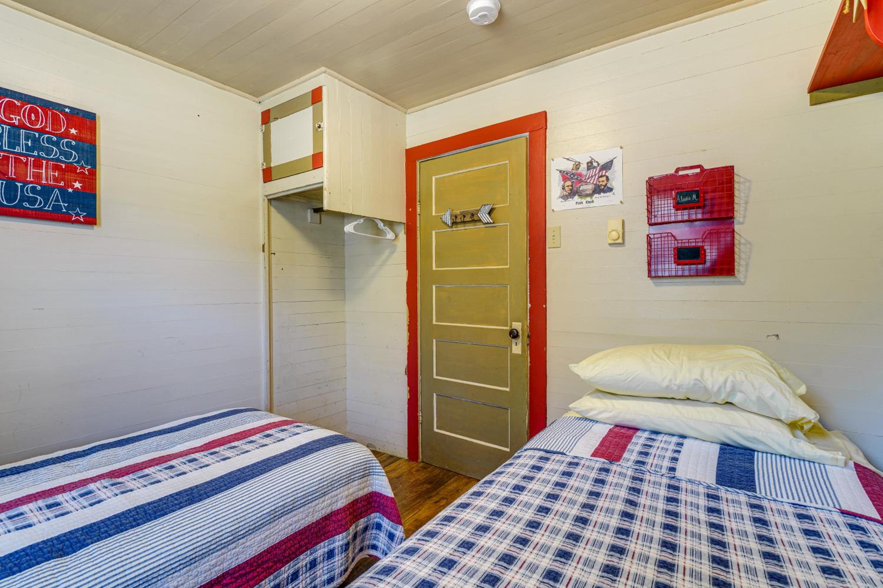 Hunters Welcome! Creekside Missouri Ozarks Cabin