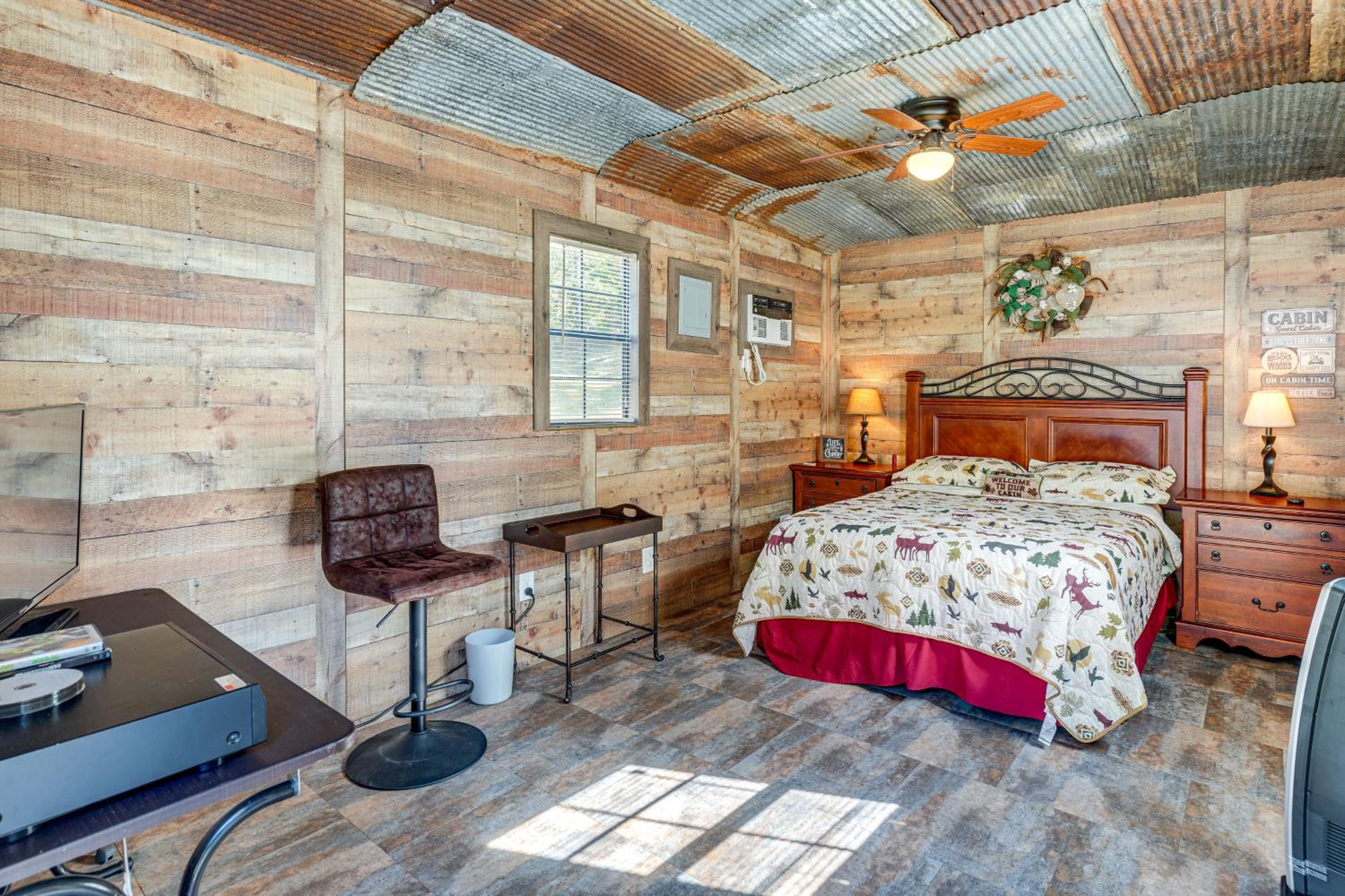 Hunters Welcome! Creekside Missouri Ozarks Cabin