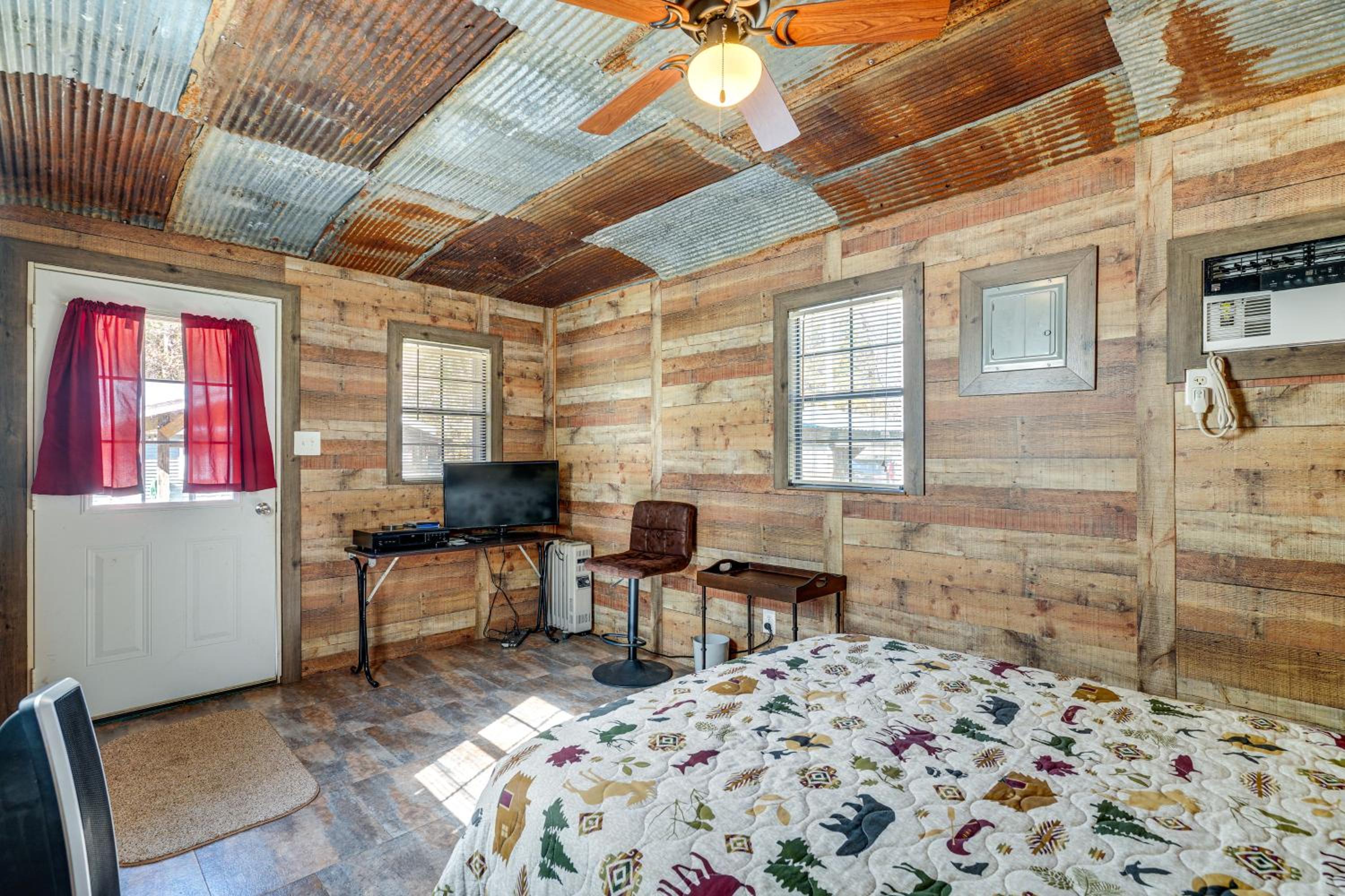 Hunters Welcome! Creekside Missouri Ozarks Cabin
