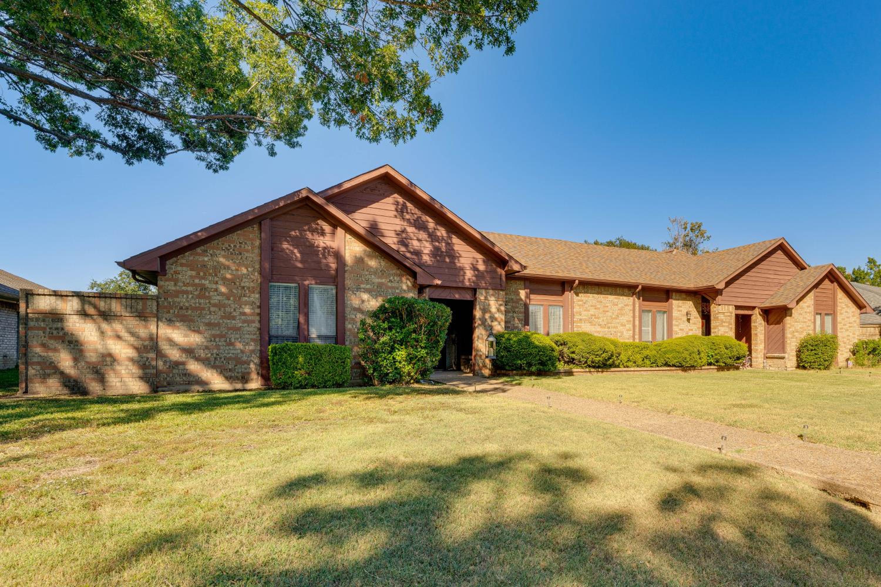 5 Mi to UT Dallas Family-Friendly Duplex with Patio