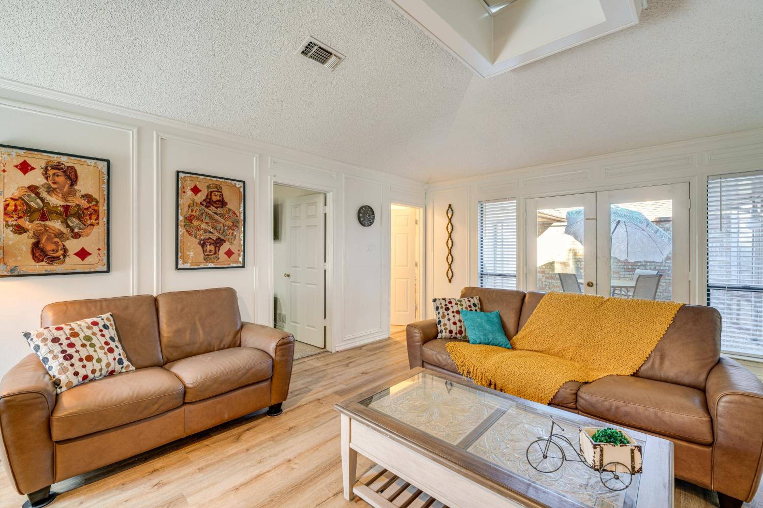 5 Mi to UT Dallas Family-Friendly Duplex with Patio