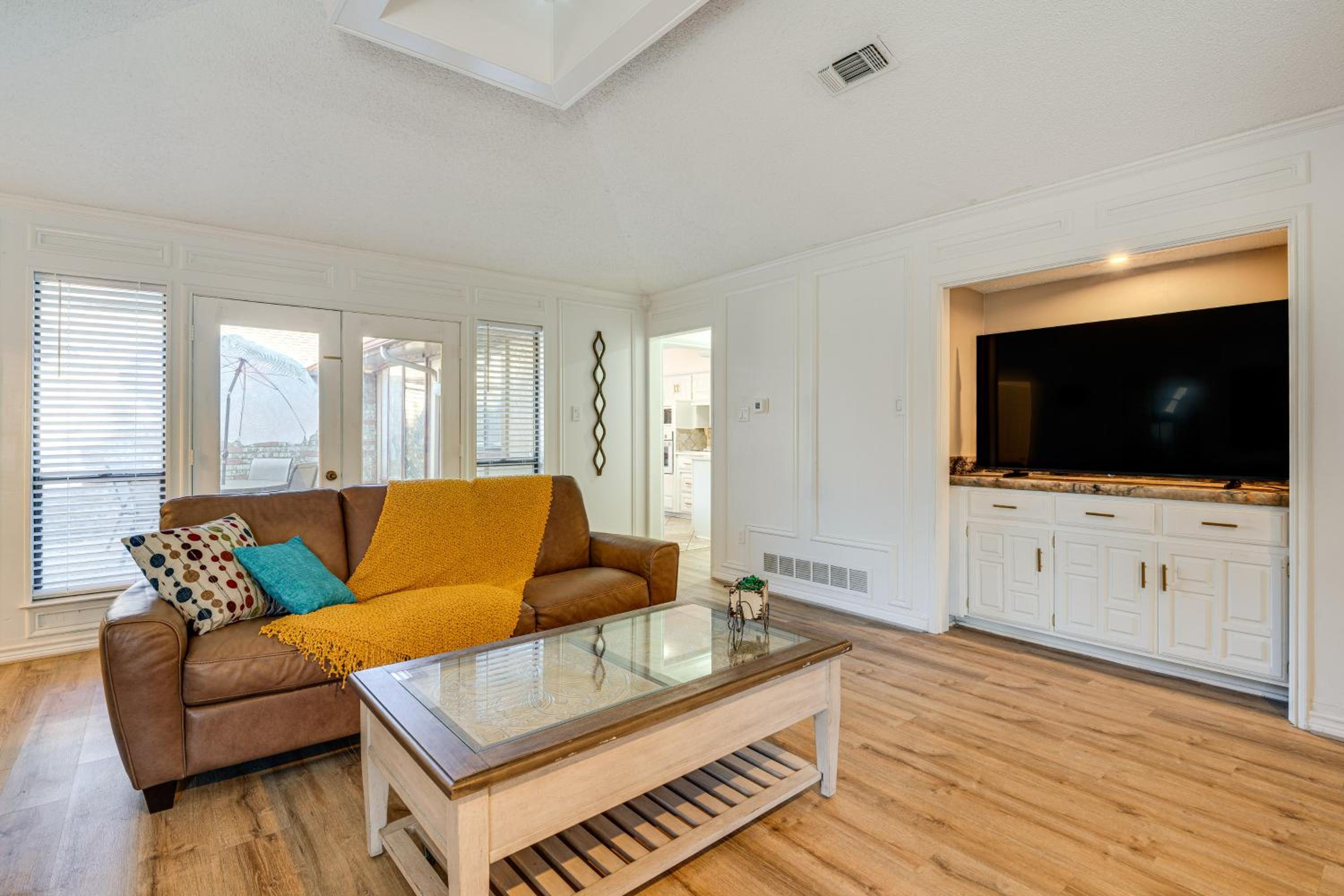 5 Mi to UT Dallas Family-Friendly Duplex with Patio
