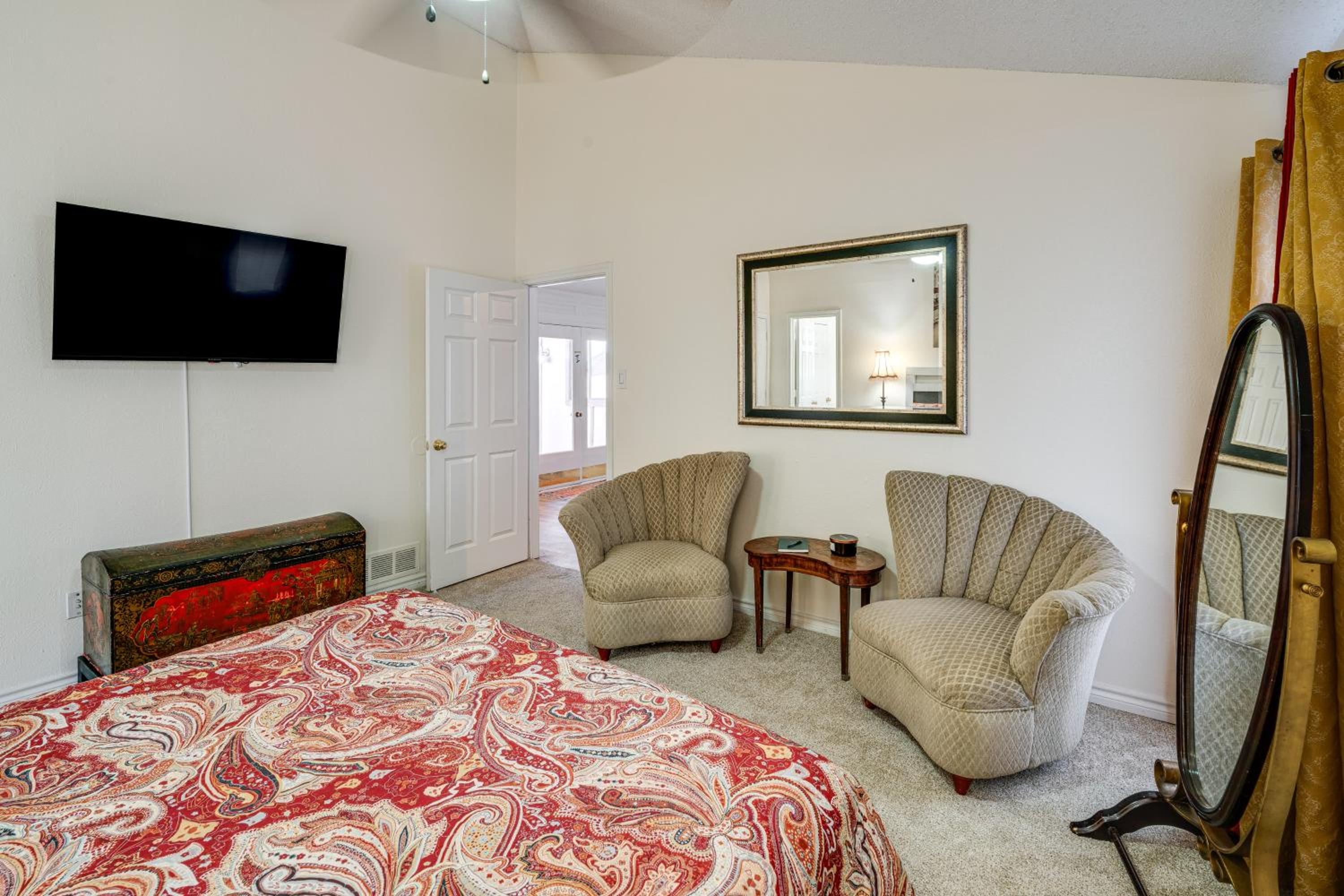 5 Mi to UT Dallas Family-Friendly Duplex with Patio