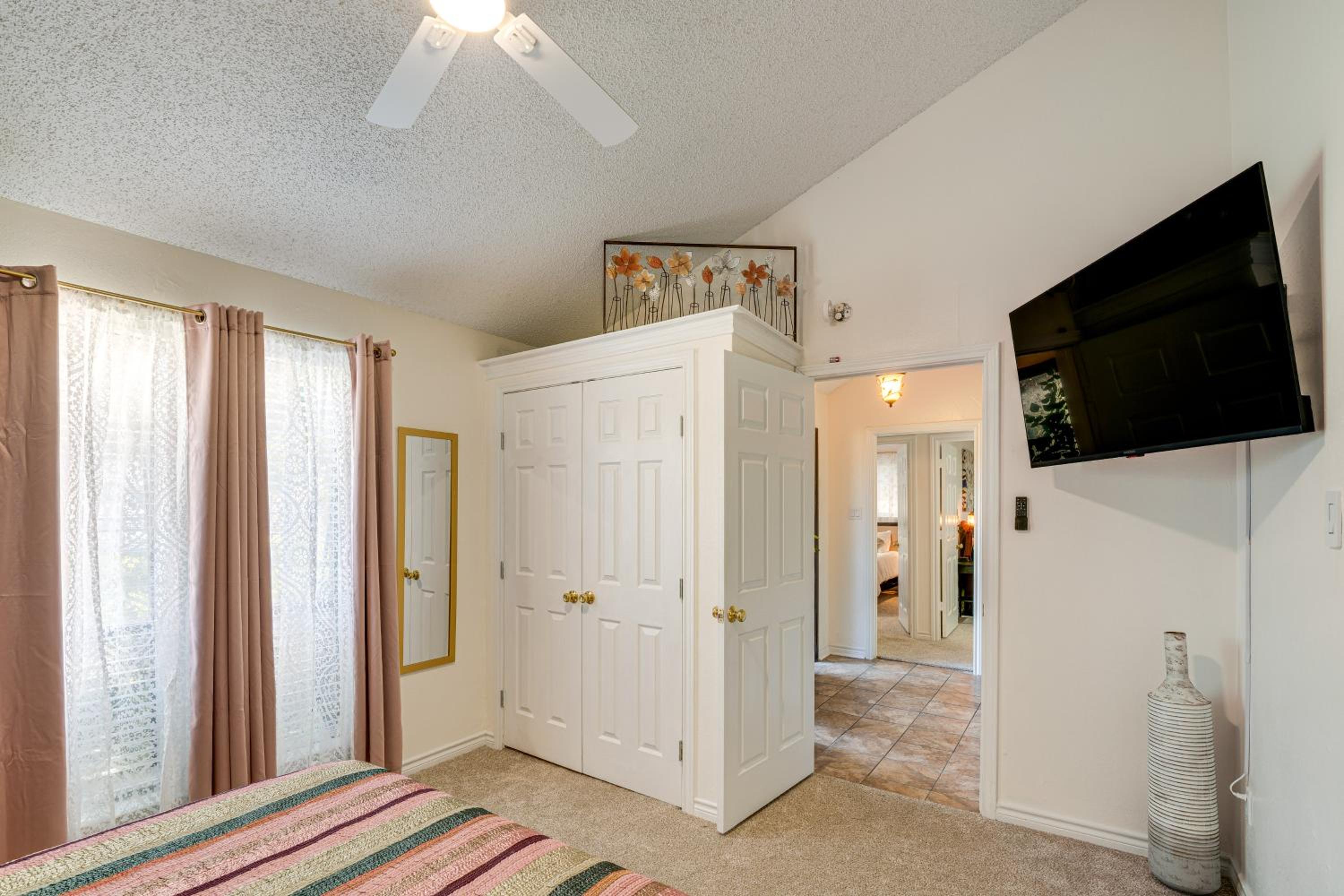 5 Mi to UT Dallas Family-Friendly Duplex with Patio