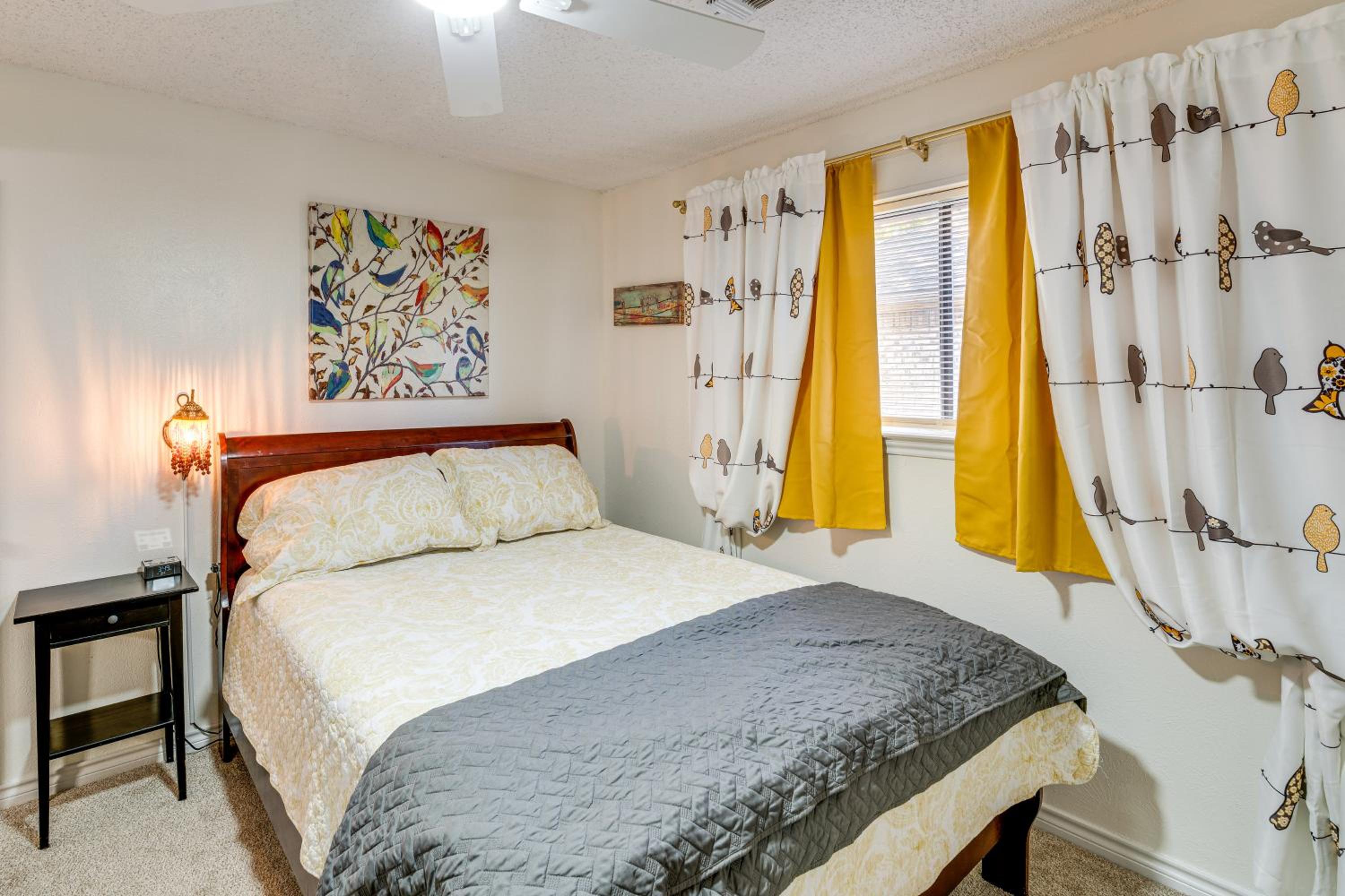 5 Mi to UT Dallas Family-Friendly Duplex with Patio