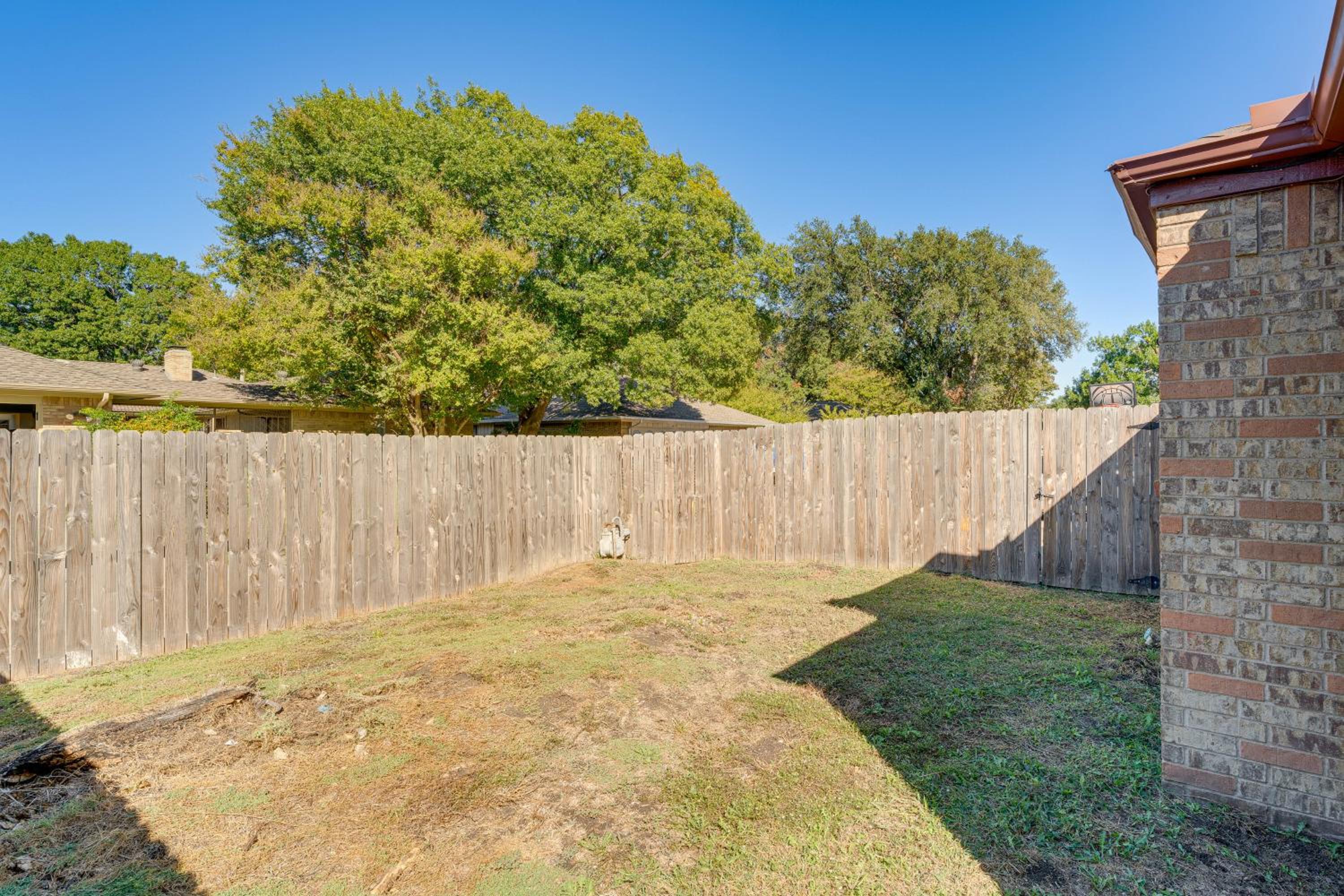 5 Mi to UT Dallas Family-Friendly Duplex with Patio