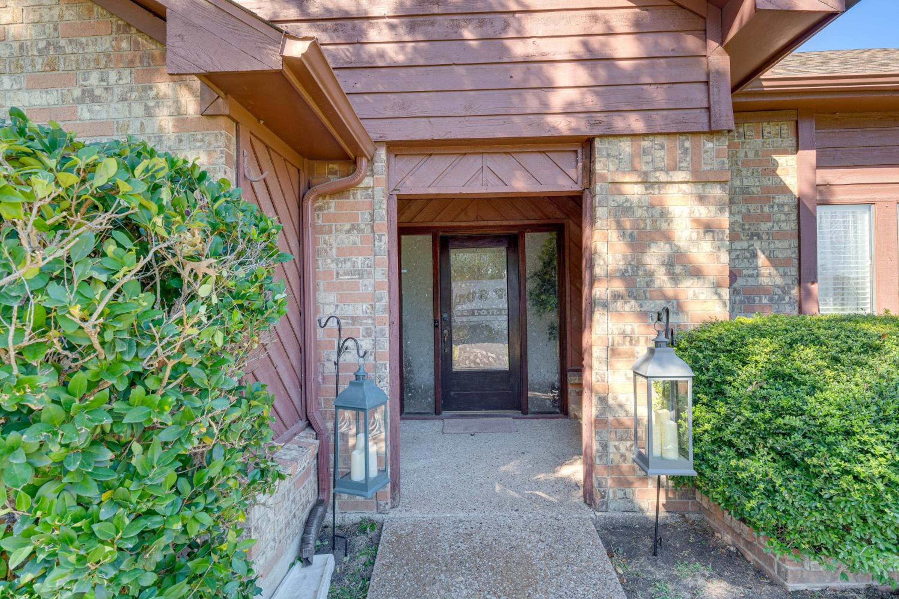 5 Mi to UT Dallas Family-Friendly Duplex with Patio