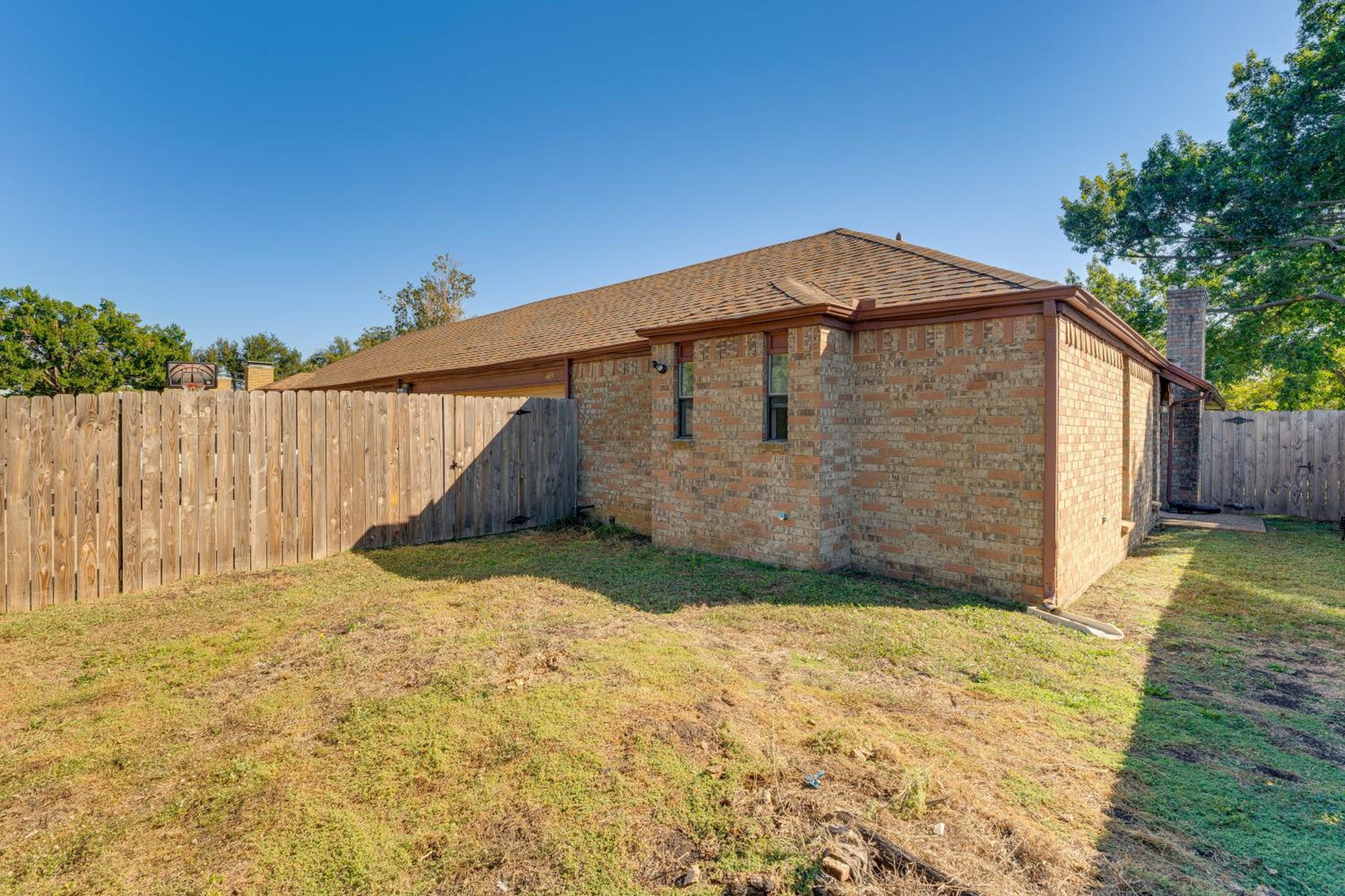 5 Mi to UT Dallas Family-Friendly Duplex with Patio