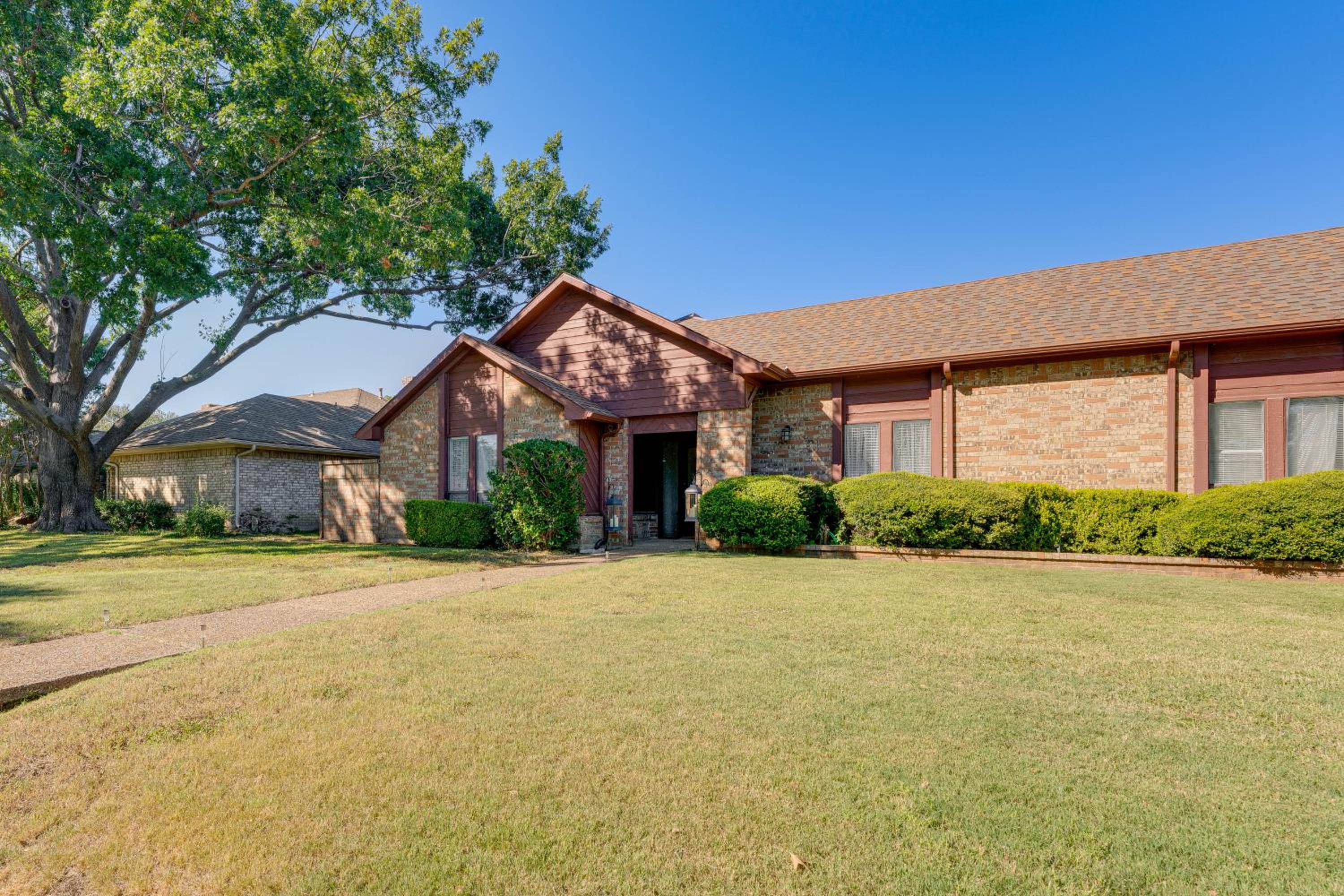 5 Mi to UT Dallas Family-Friendly Duplex with Patio